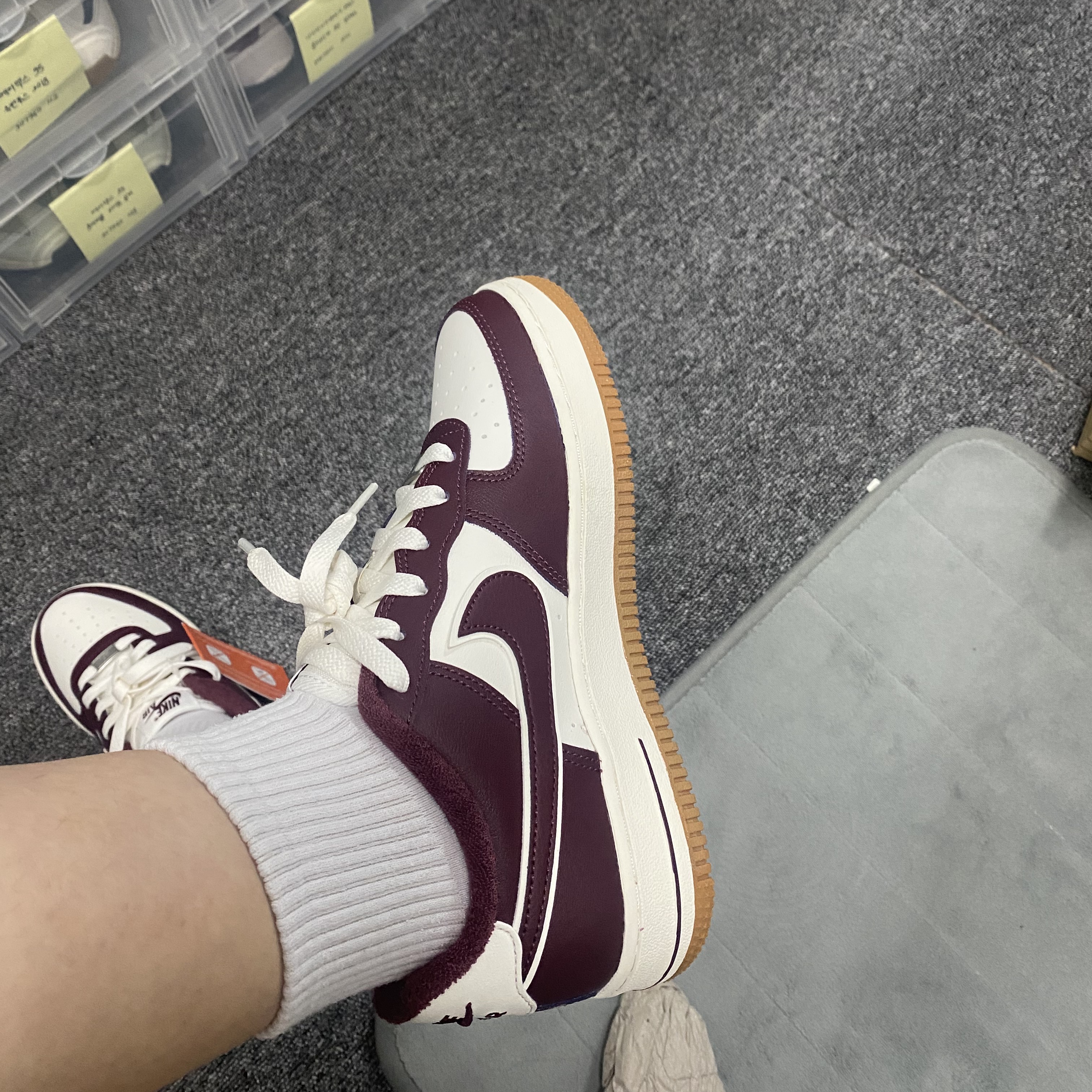 (GS) Nike Air Force 1 LV8 3 Night Maroon 착용 스타일 - 3