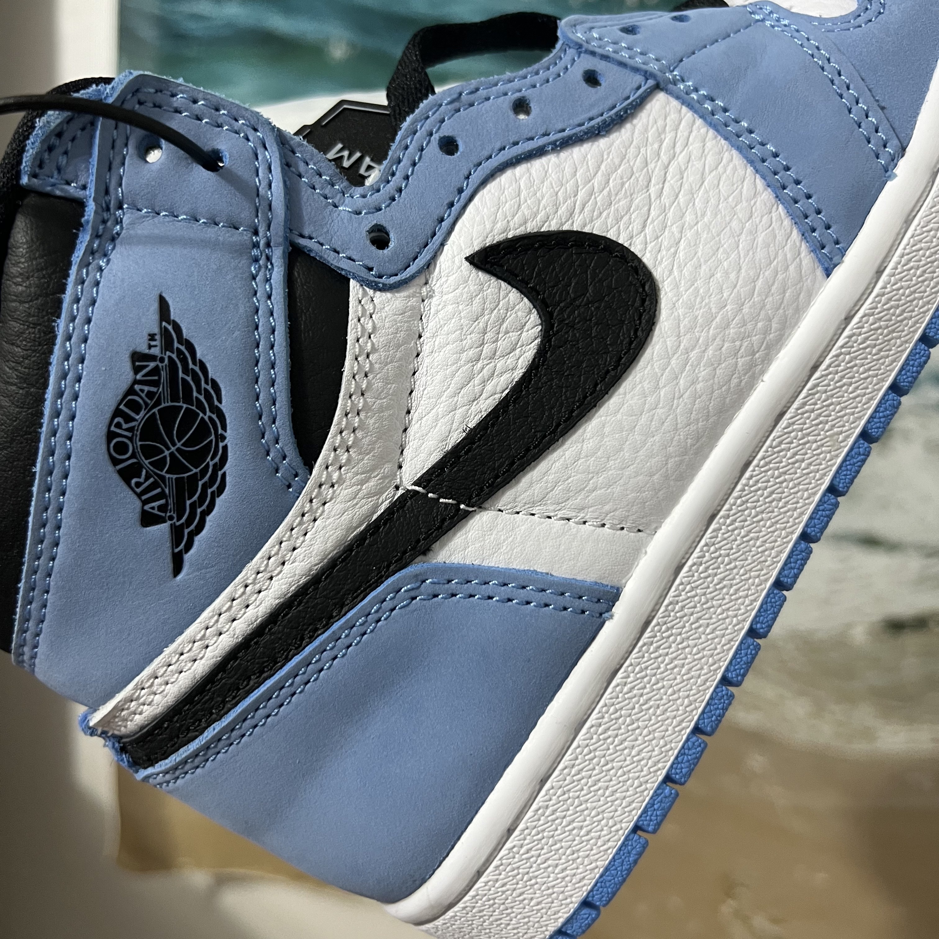Jordan 1 Retro High OG University Blue 착용 스타일 - 2