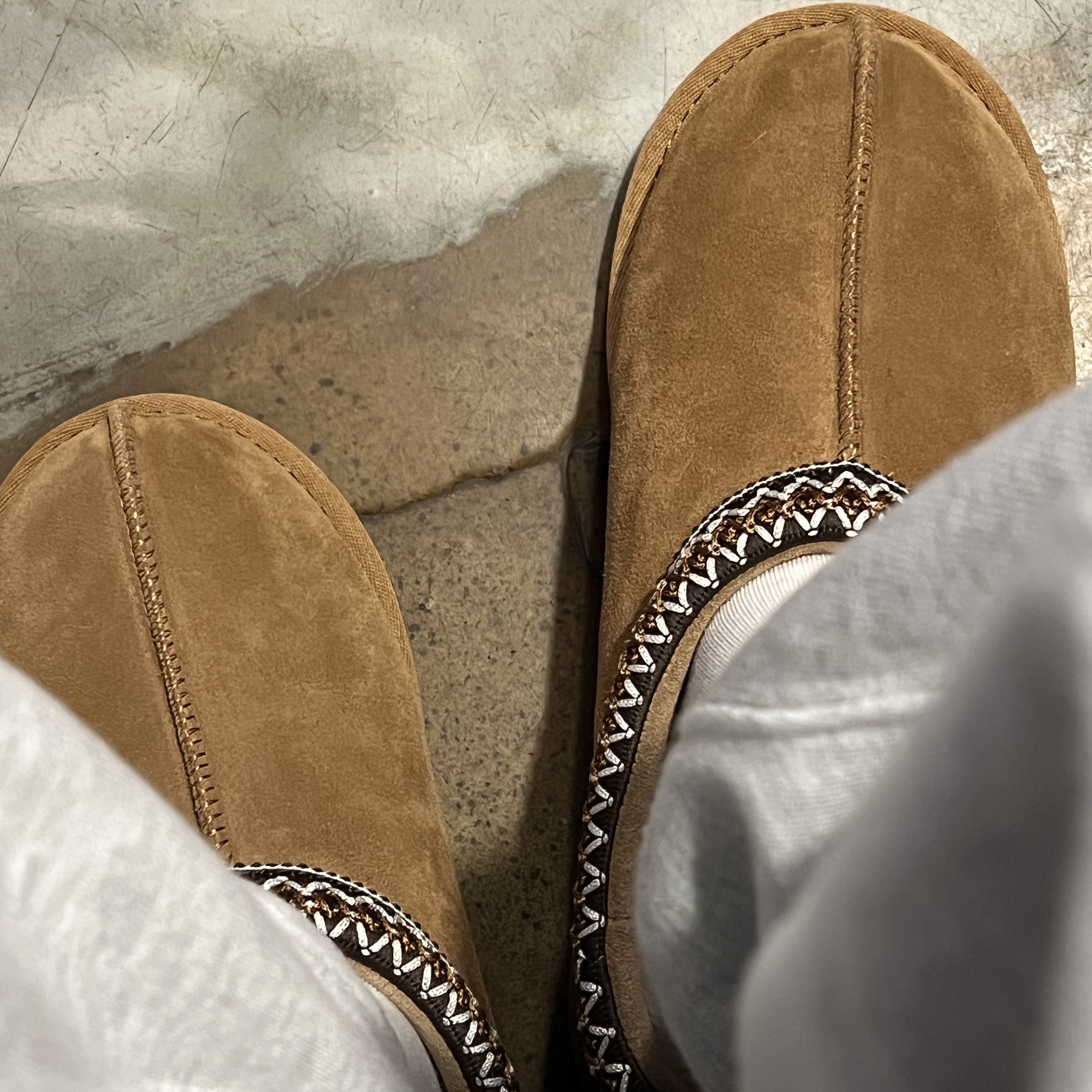 (W) UGG Tasman Slipper Chestnut 착용 스타일
