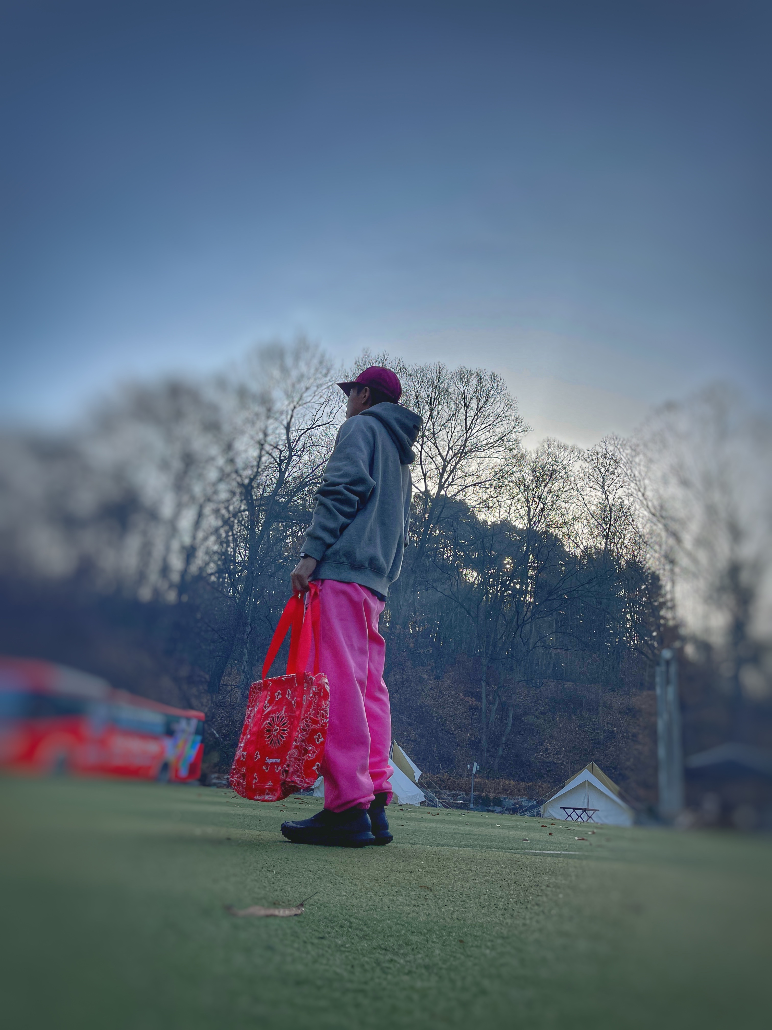 Supreme Bandana Tarp Small Duffle Bag Red - 21SS, Nike x Stussy NRG Washed Fleece Pants Lotus PInk (DO5296-670) 착용 스타일 - 1