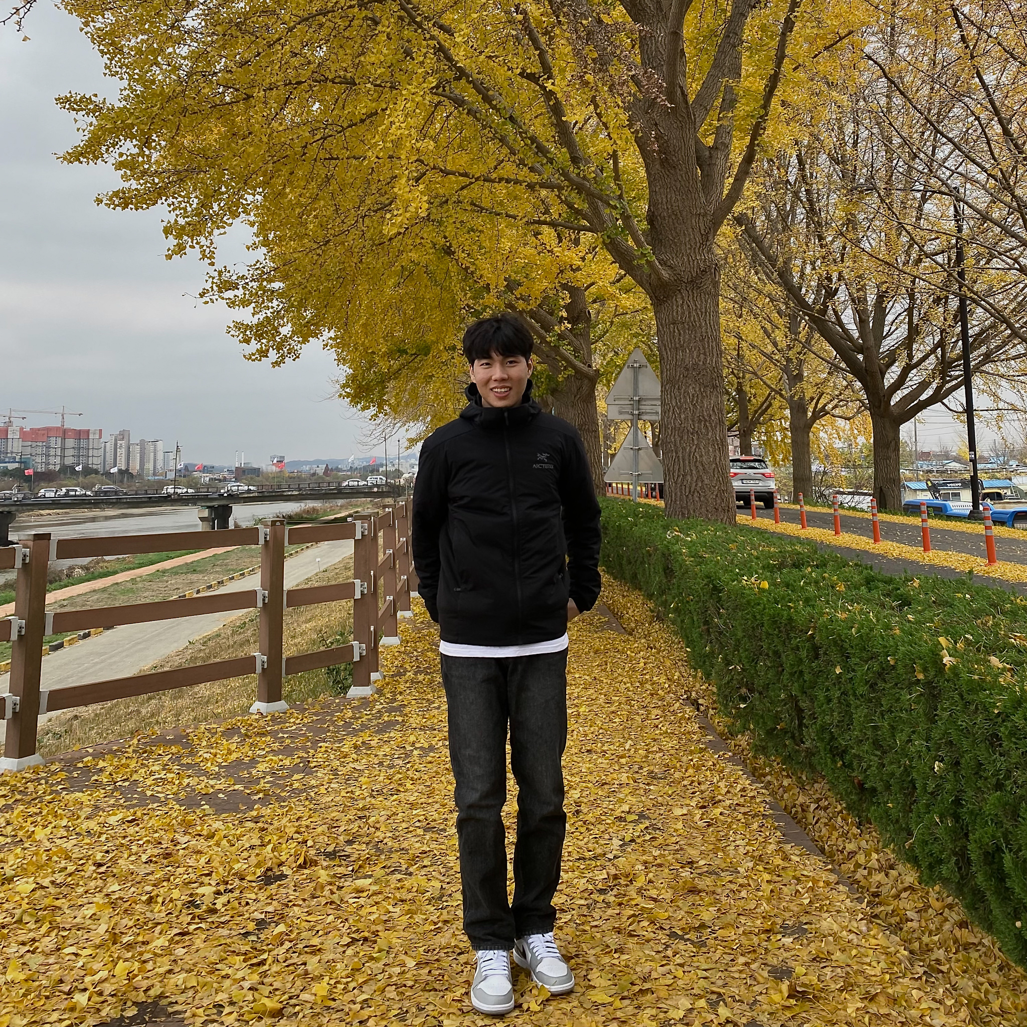 Arc'teryx Atom LT Hoody Black, Jordan 1 Mid Light Smoke Grey Anthracite 착용 스타일
