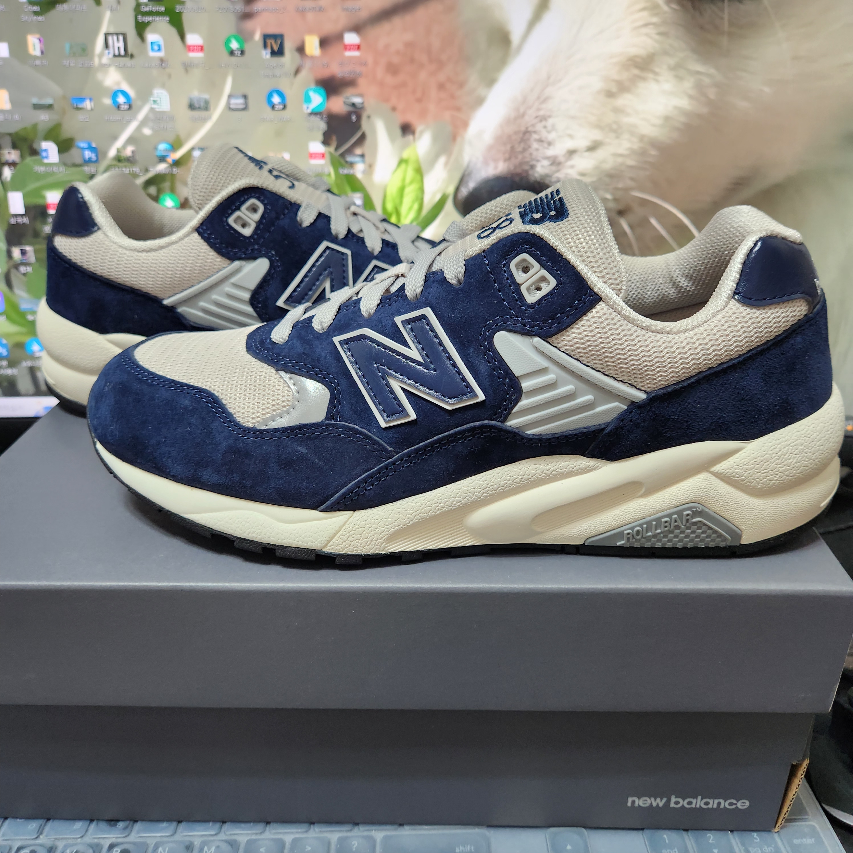 New Balance 580 Navy Cream 착용 스타일