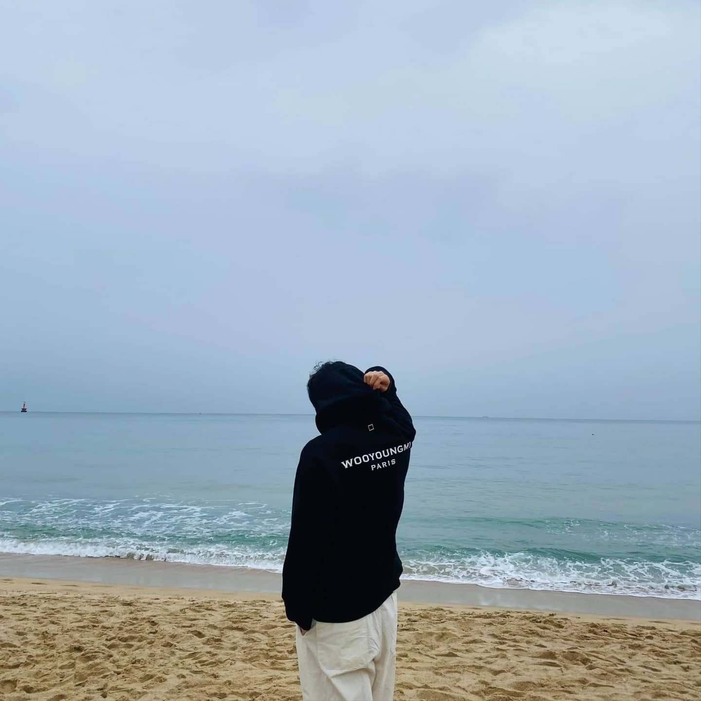 Wooyoungmi Cotton White Back Logo Hoodie Black - 22FW 착용 스타일