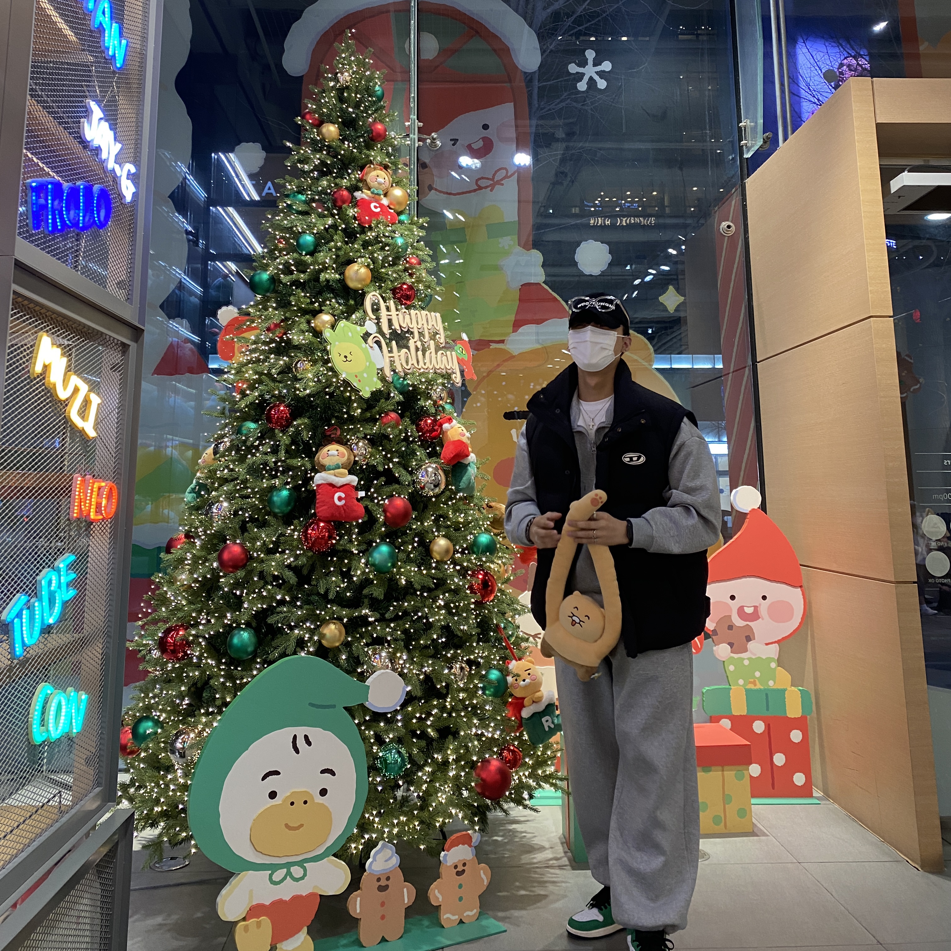 Wooyoungmi White Embroidered Logo Ball Cap Black, (W) Jordan 1 Retro High OG Lucky Green 착용 스타일 - 3