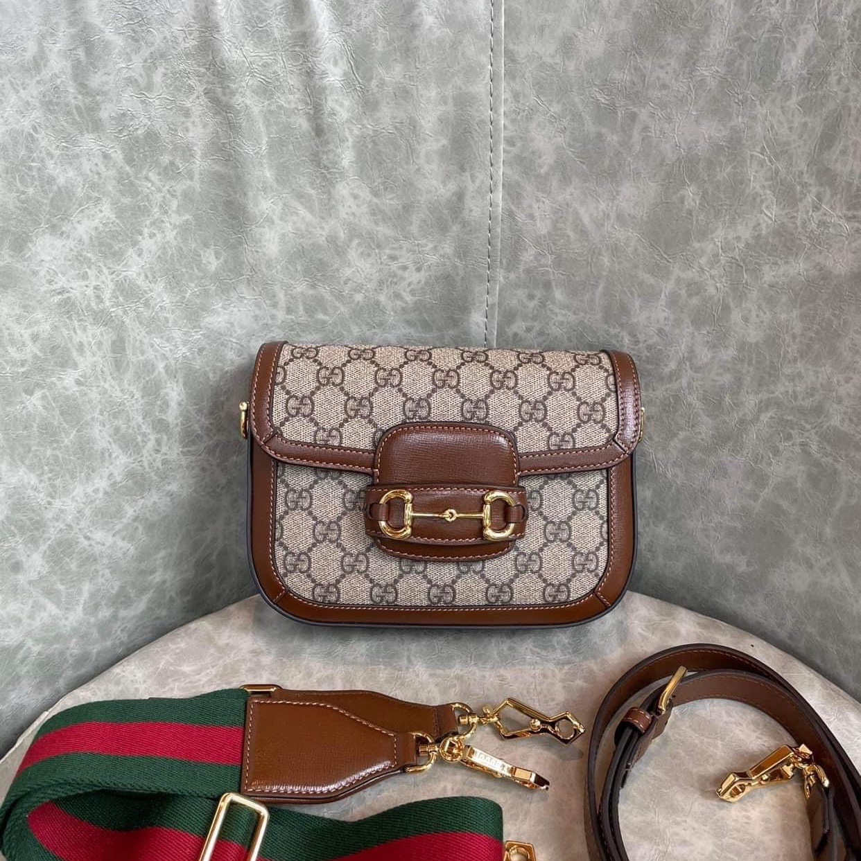Gucci Horsebit 1955 GG Supreme Canvas Mini Bag Beige Ebony 착용 스타일