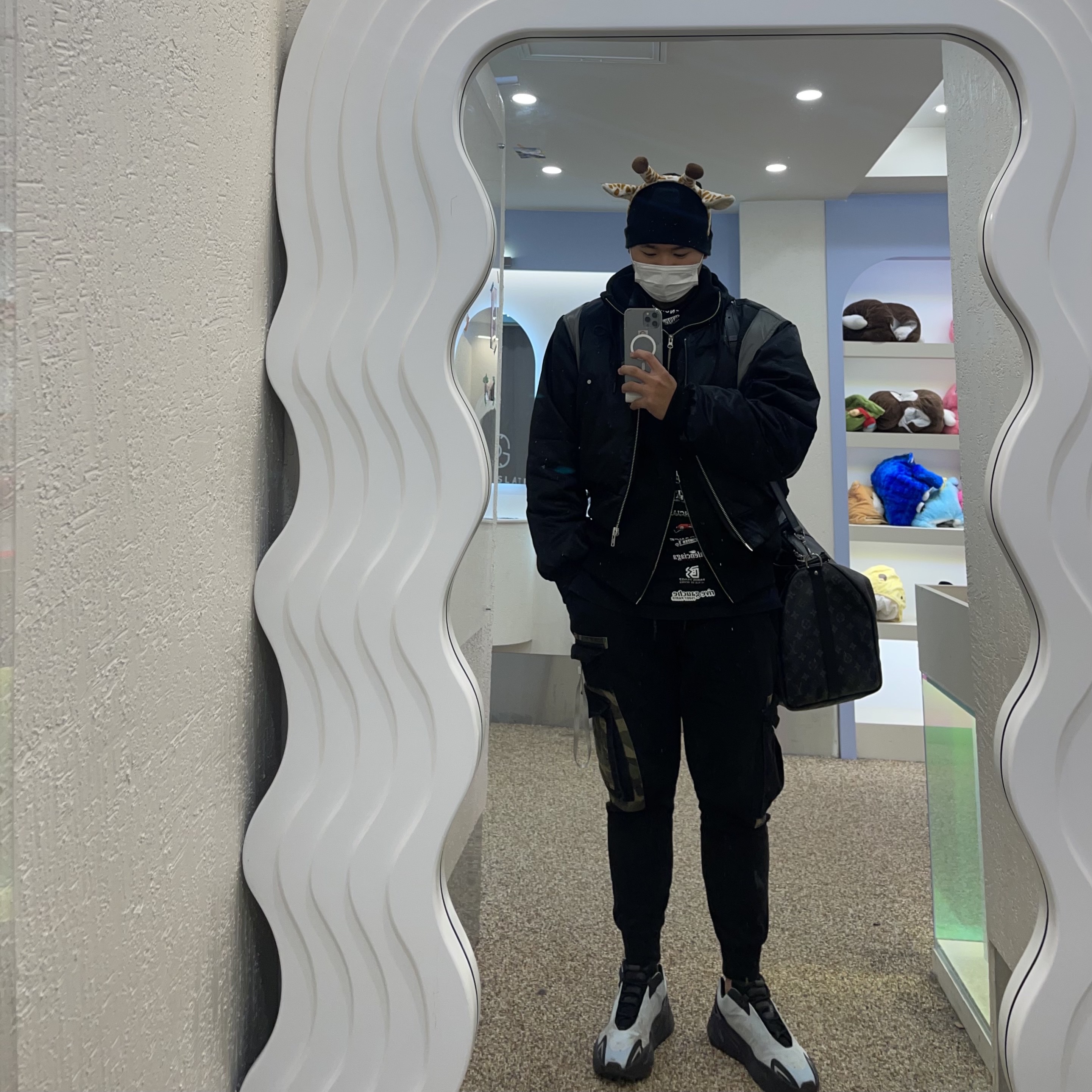 Stussy Debossed Stock Logo Beanie Black, Adidas Yeezy Boost 700 MNVN Blue Tint 착용 스타일 - 2