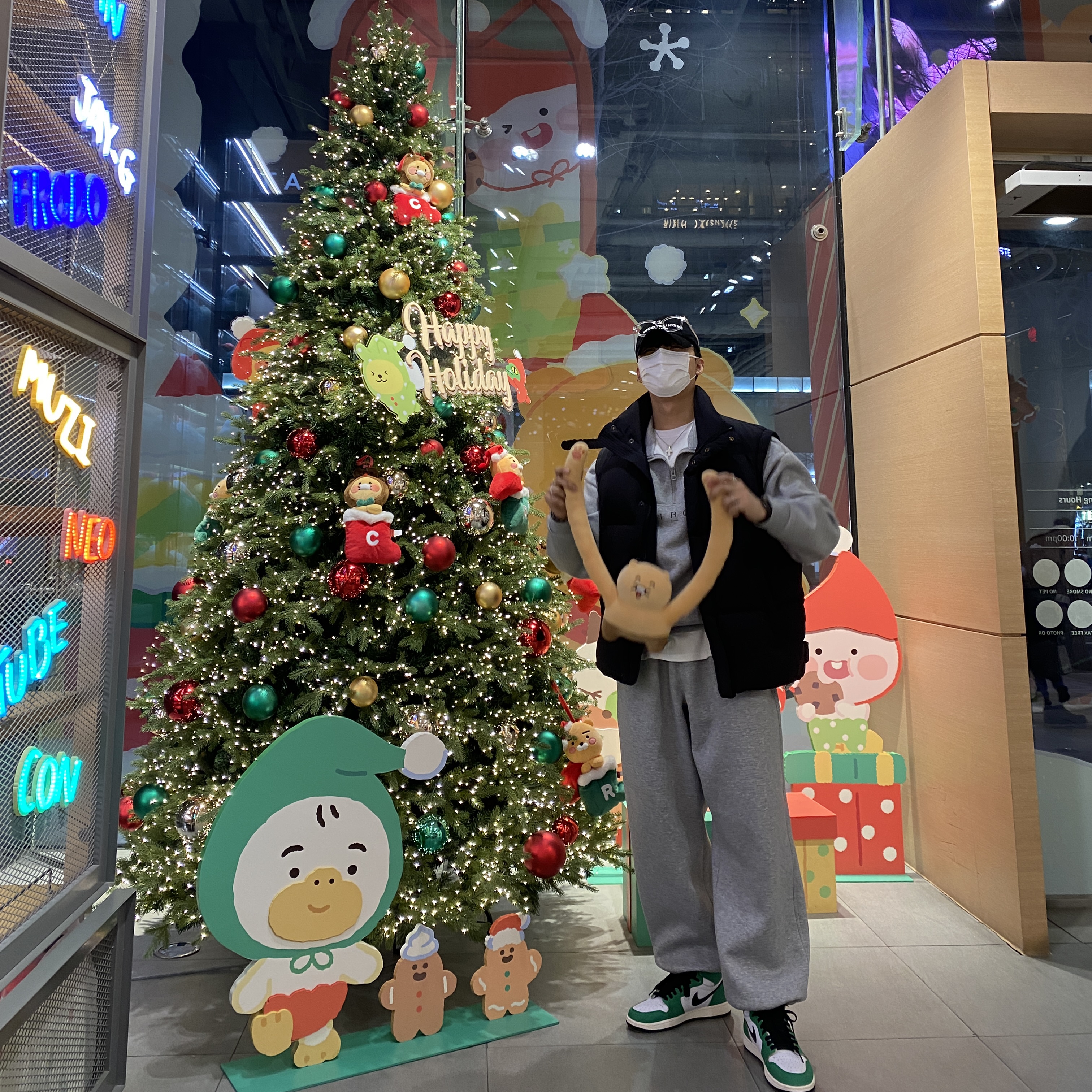 Wooyoungmi White Embroidered Logo Ball Cap Black, (W) Jordan 1 Retro High OG Lucky Green 착용 스타일 - 1