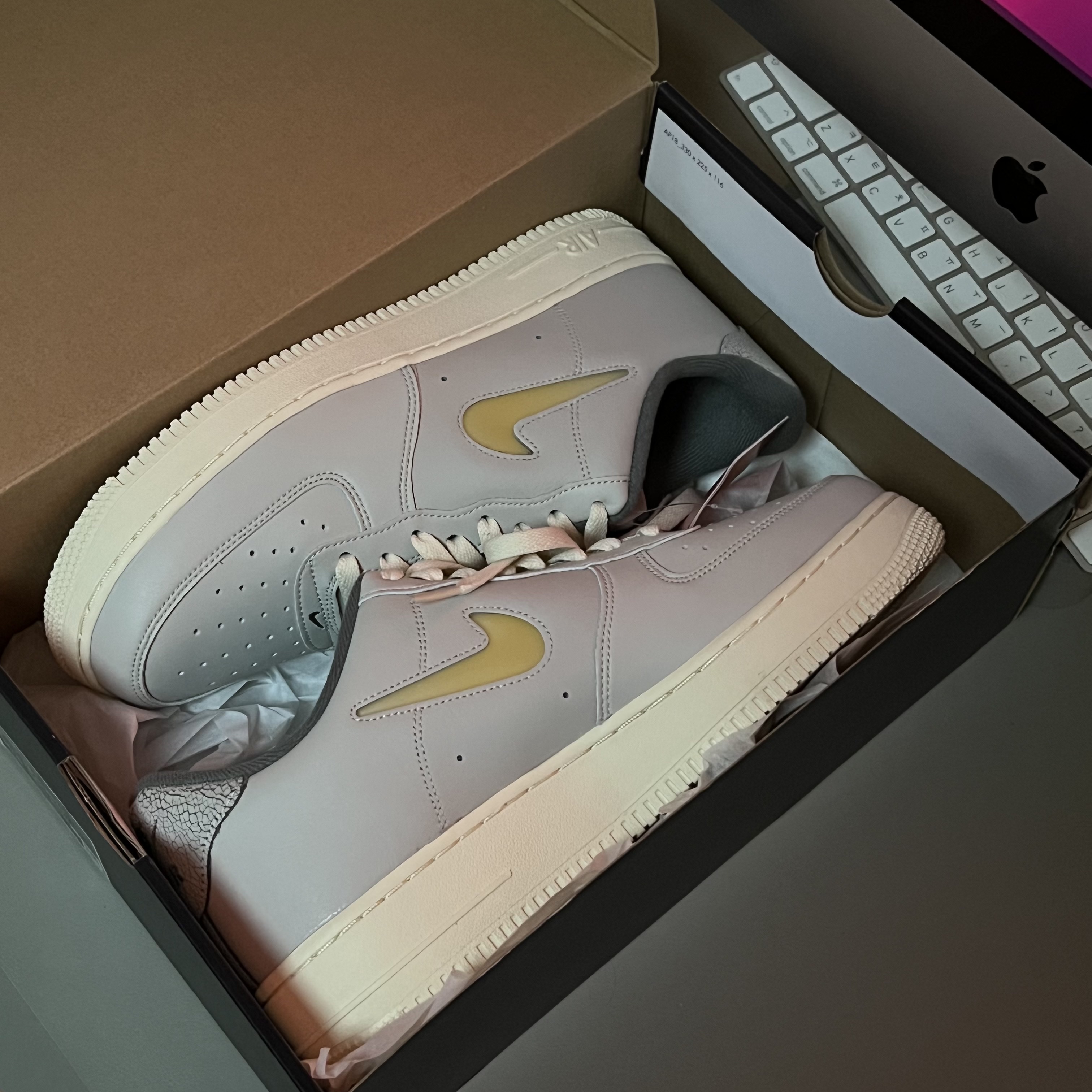 Nike Air Force 1 '07 LX Light Bone and Coconut Milk 착용 스타일 - 3
