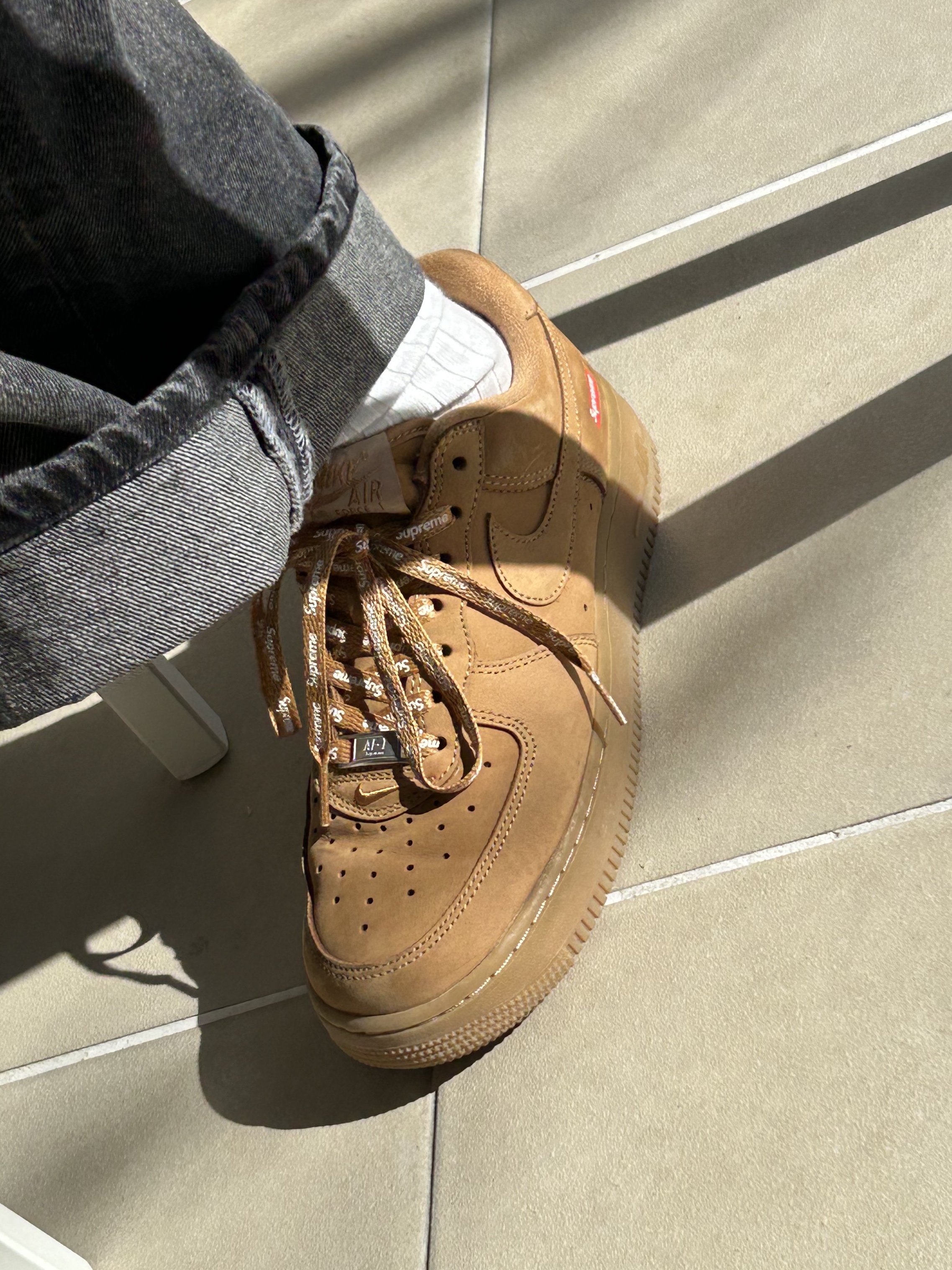 Nike x Supreme Air Force 1 Low Flax, Essentials The Core Collection Hoodie Light Oatmeal 착용 스타일 - 2
