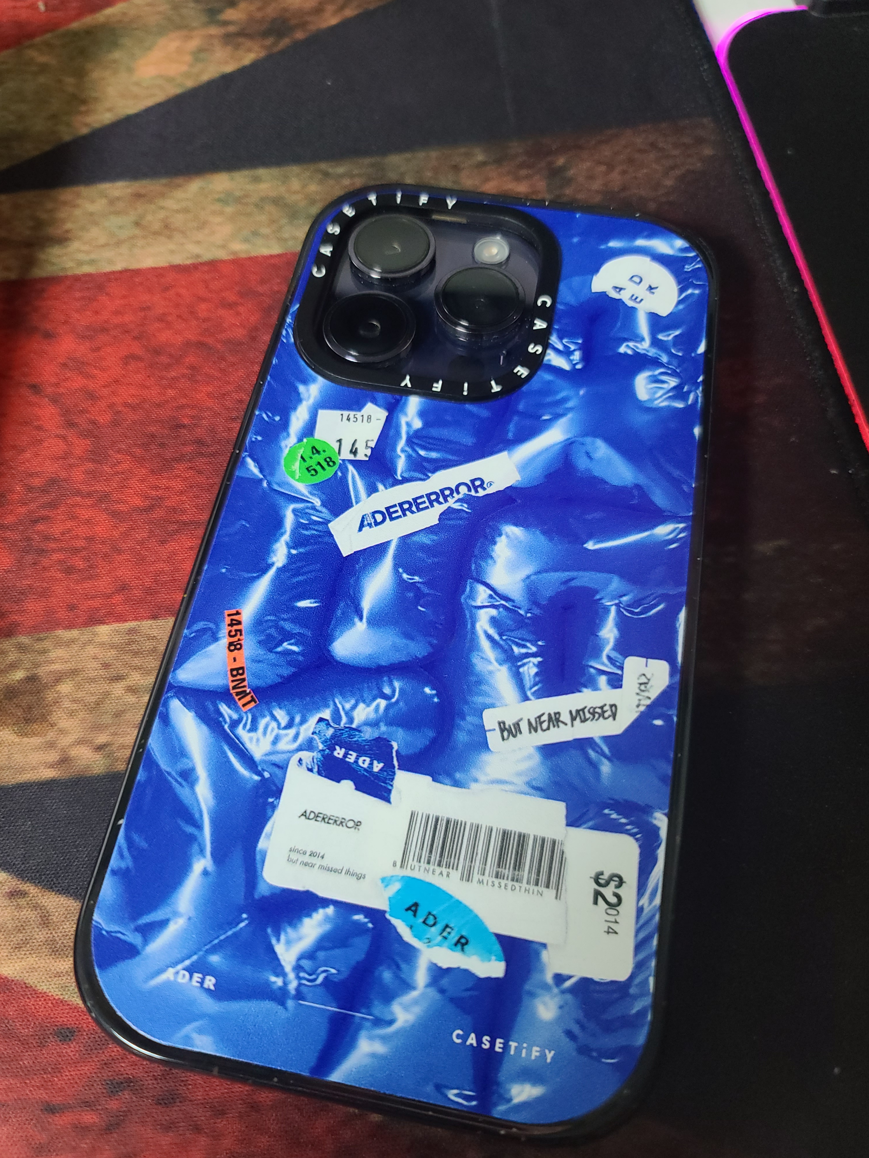 Casetify x Ader Error iPhone Tube Magsafe Case Blue 착용 스타일 - 2