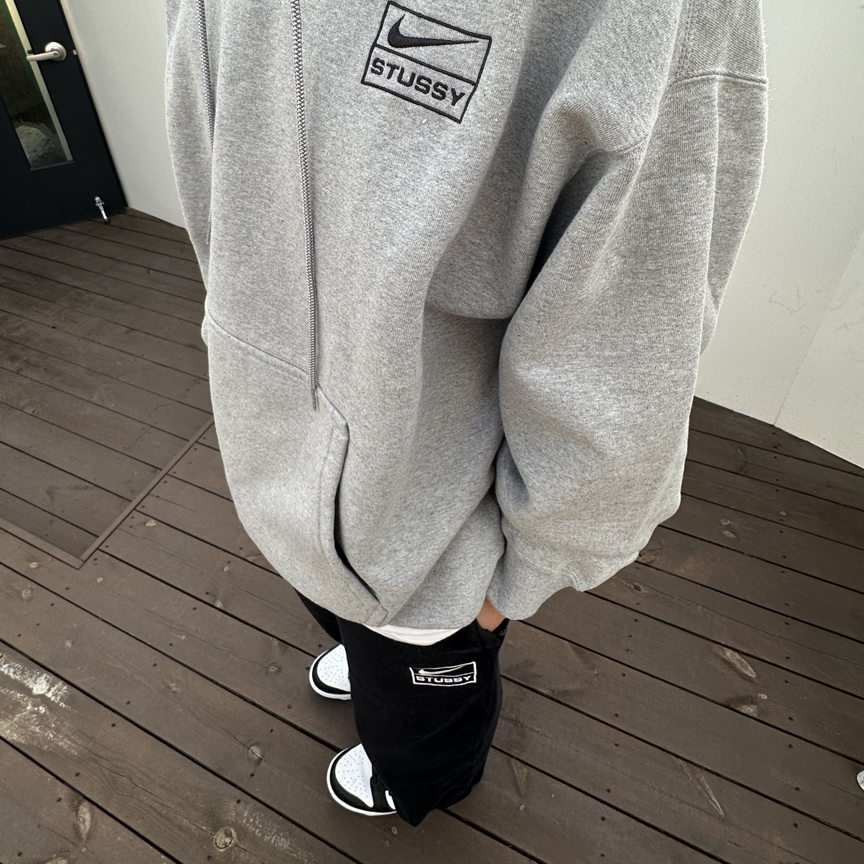 Nike x Stussy NRG RA Pullover Hoodie Dark Grey Heather (DJ9488-063), Nike x Stussy NRG RA Washed Fleece Pants Black (DN4030-010) 착용 스타일 - 2
