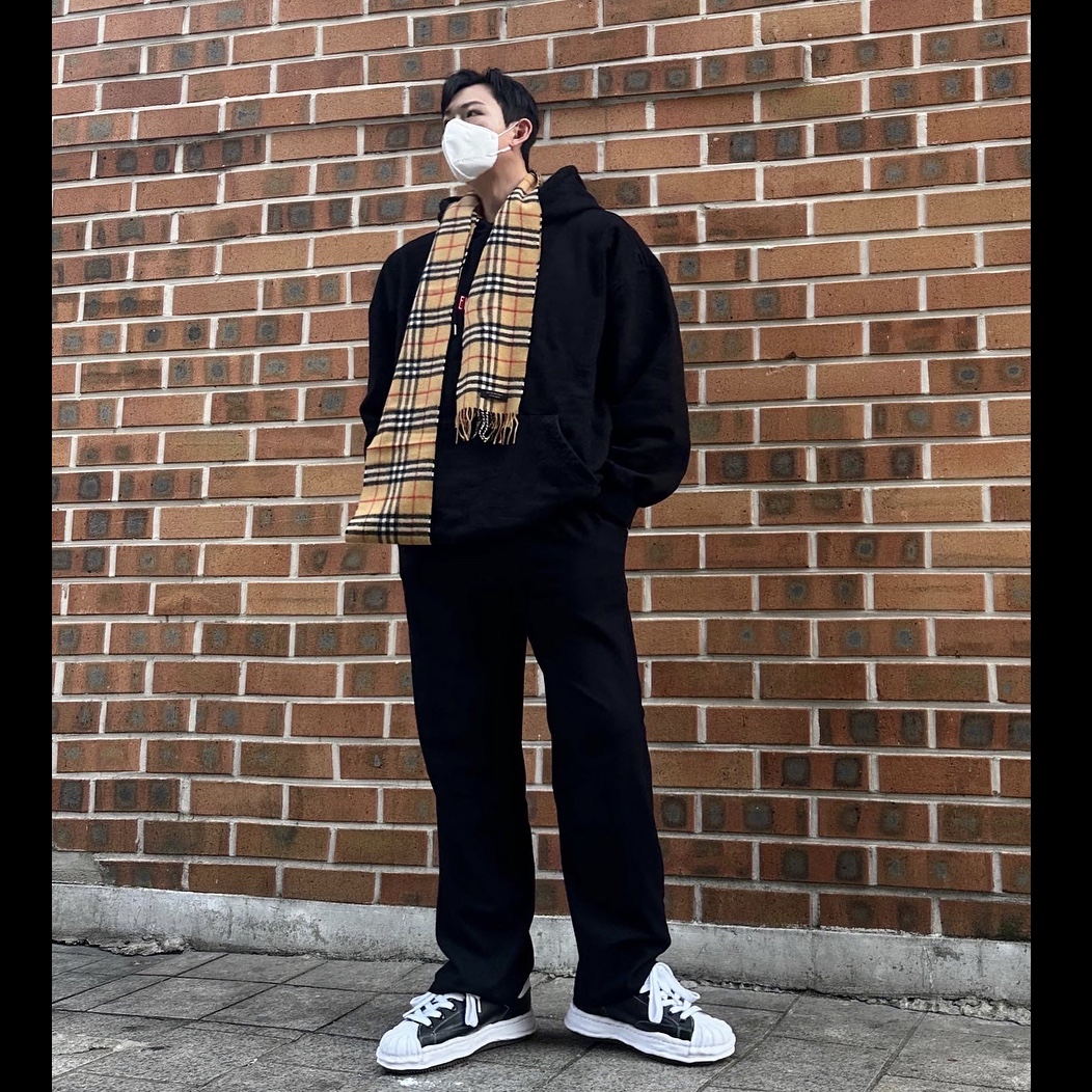 Maison Mihara Yasuhiro Blakey OG Sole Leather Low-top Sneakers Black 착용 스타일
