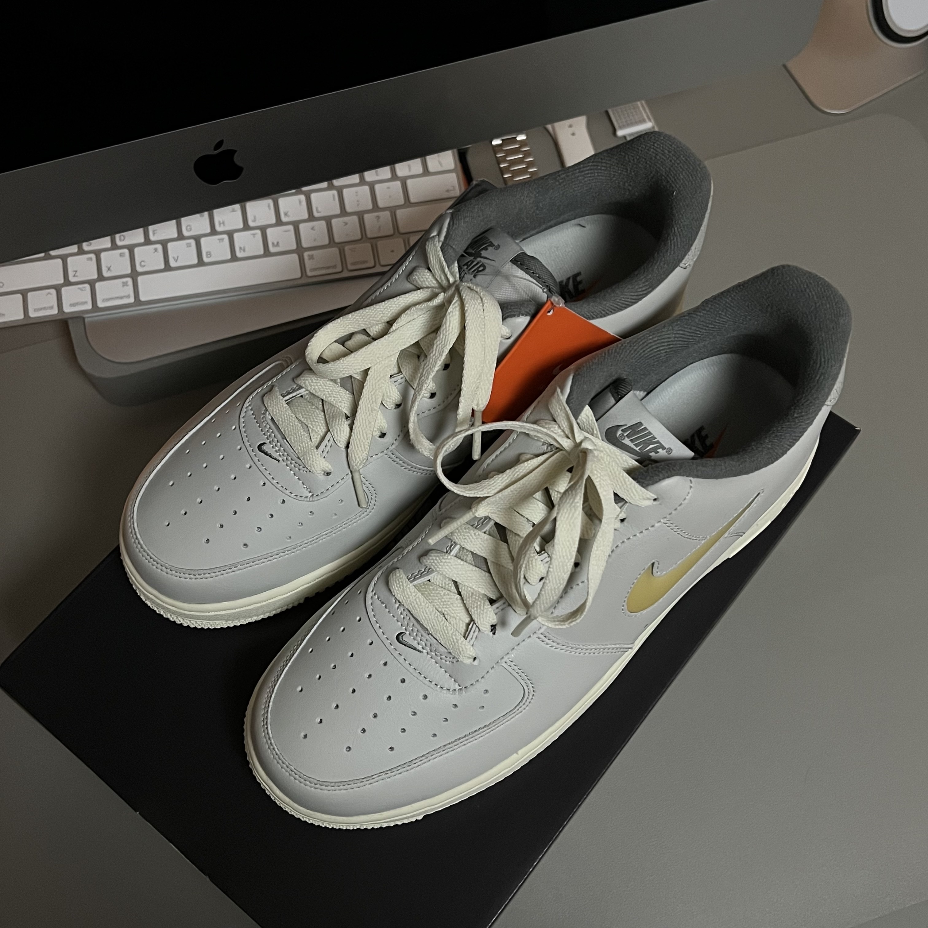 Nike Air Force 1 '07 LX Light Bone and Coconut Milk 착용 스타일 - 1