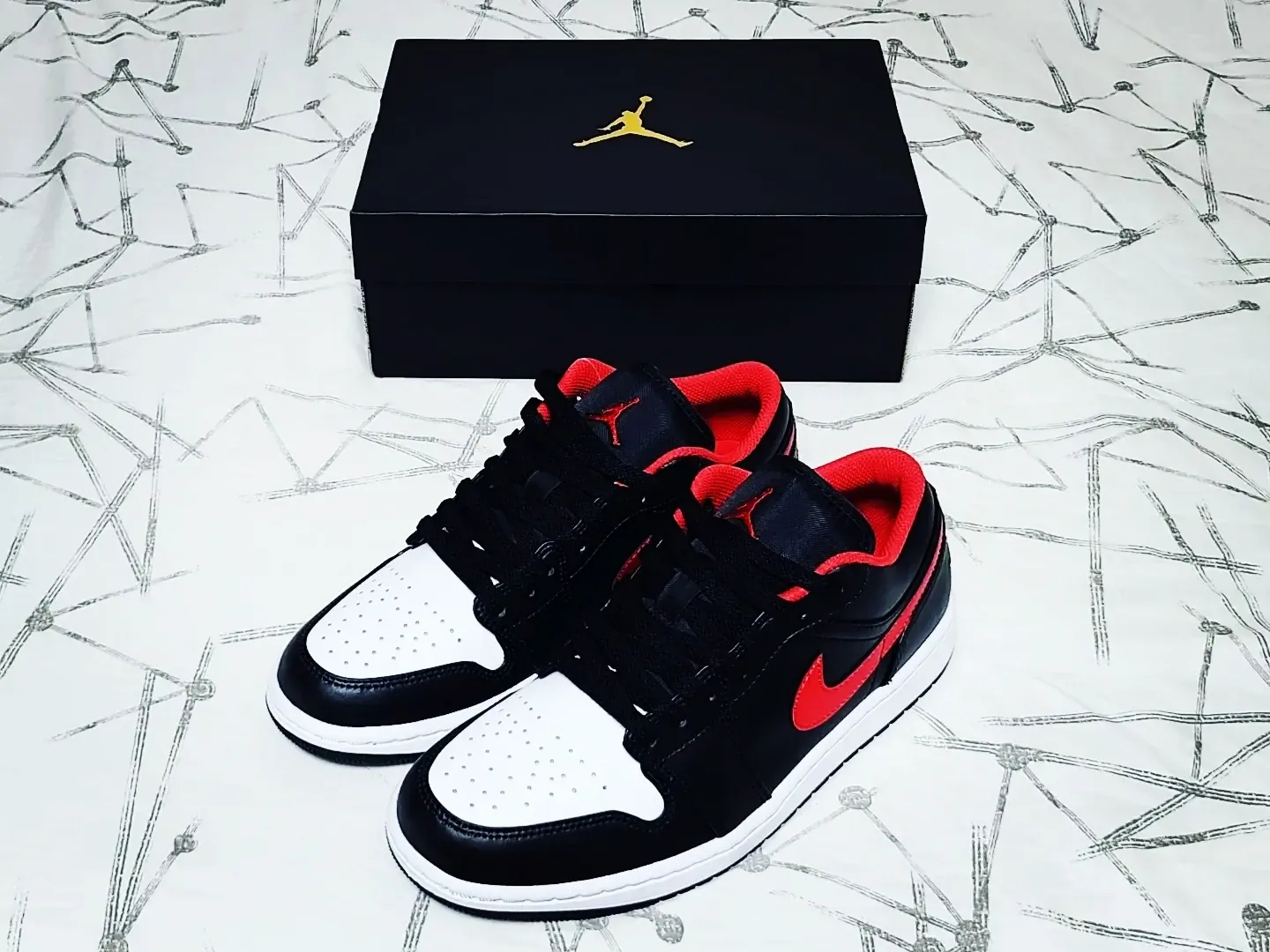 Jordan 1 Low Black Fire Red 착용 스타일 - 1