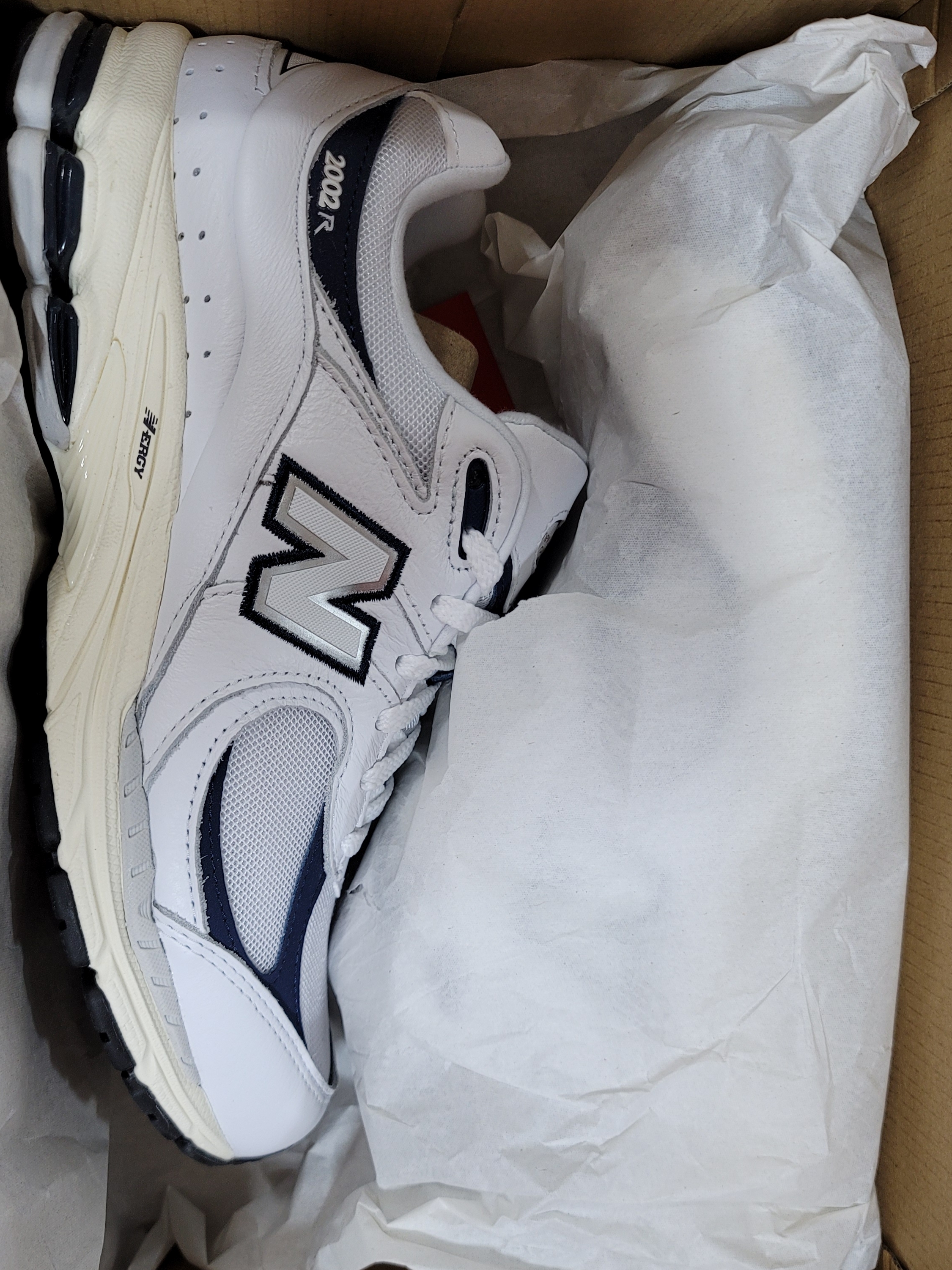 New Balance 2002R White 착용 스타일