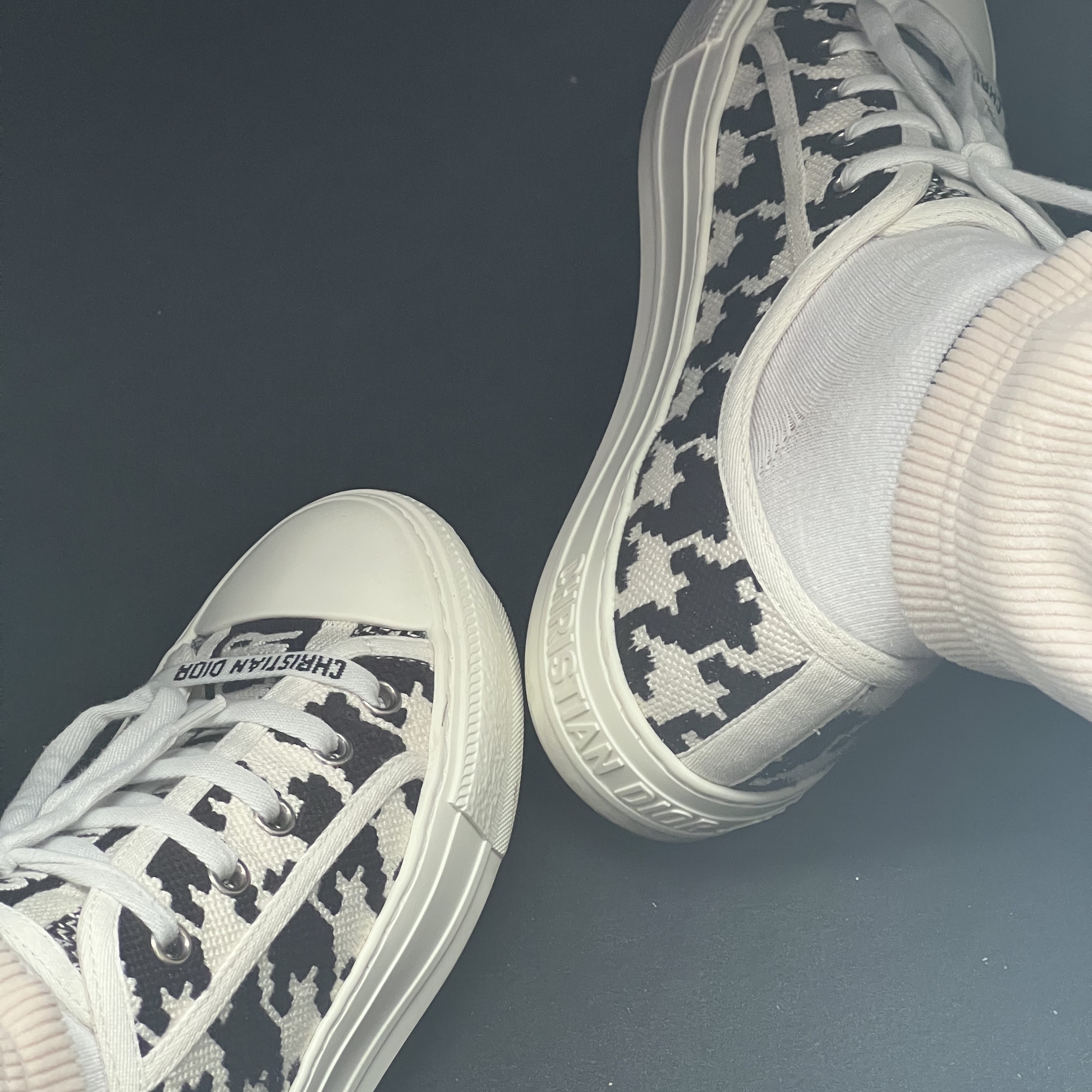 (W) Dior Walk'N'Dior Sneakers Cotton Embroidery with Macro Houndstooth Motif Black White 착용 스타일