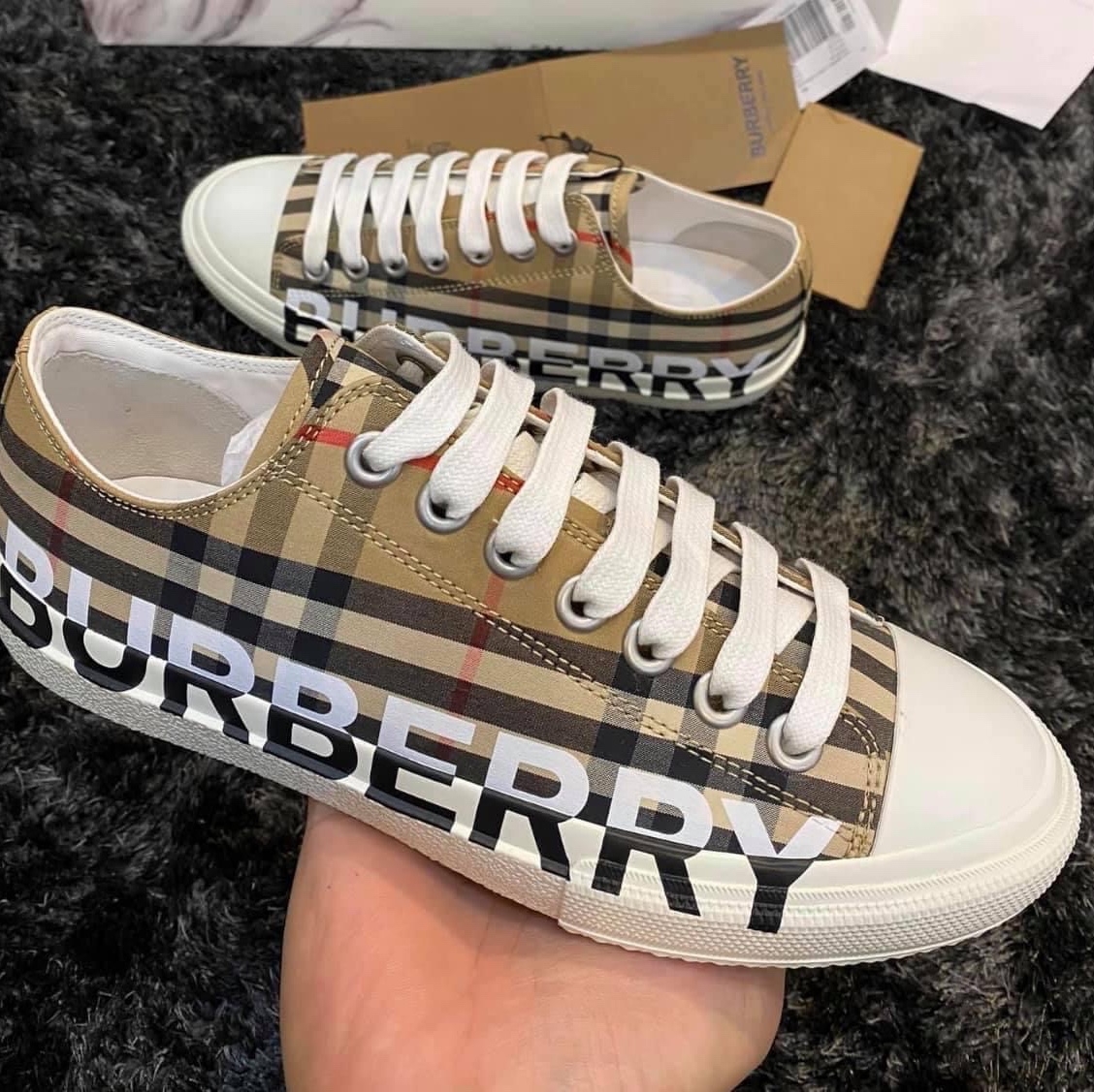 Burberry Logo Print Vintage Check Cotton Sneakers Archive Beige 착용 스타일