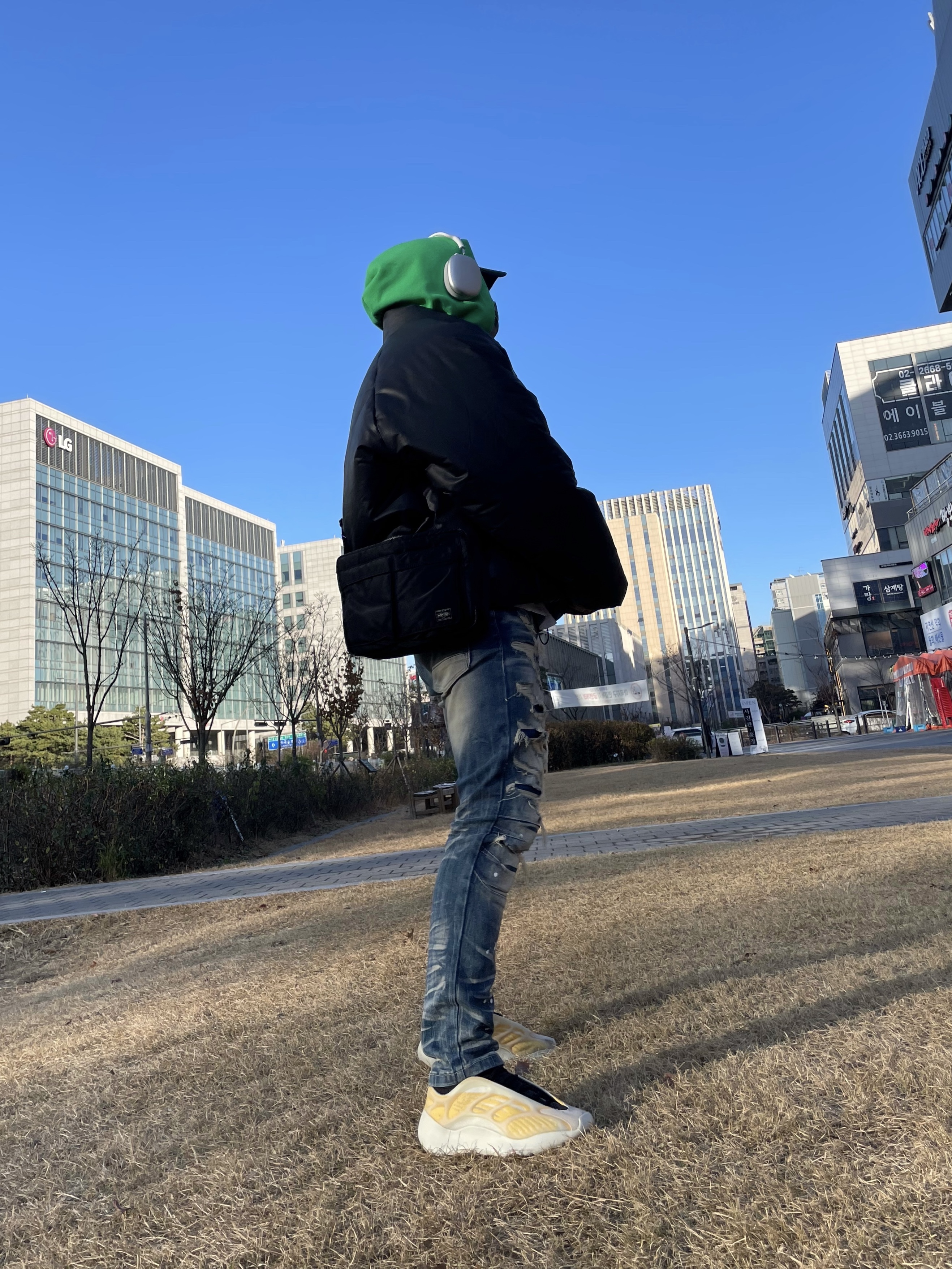 Yeezy Gap Round Jacket Black, Adidas Yeezy 700 V3 Mono Safflower 착용 스타일 - 3