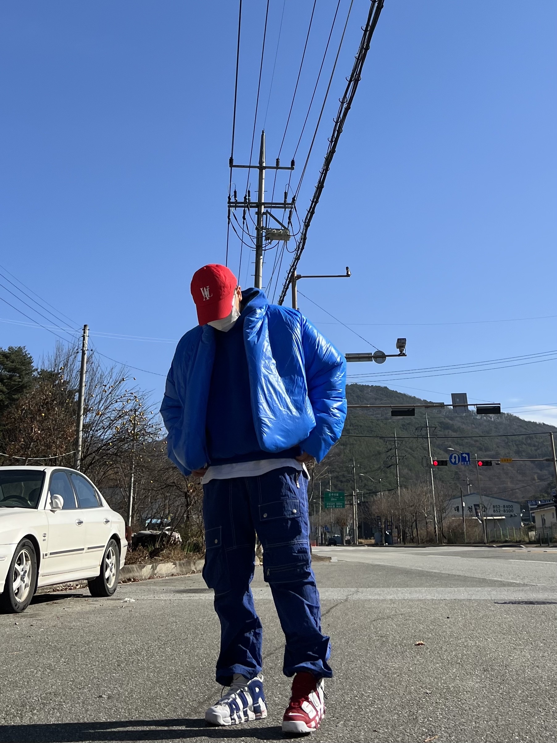 Yeezy Gap Round Jacket Blue, Yeezy Gap Hoodie Blue 착용 스타일 - 3