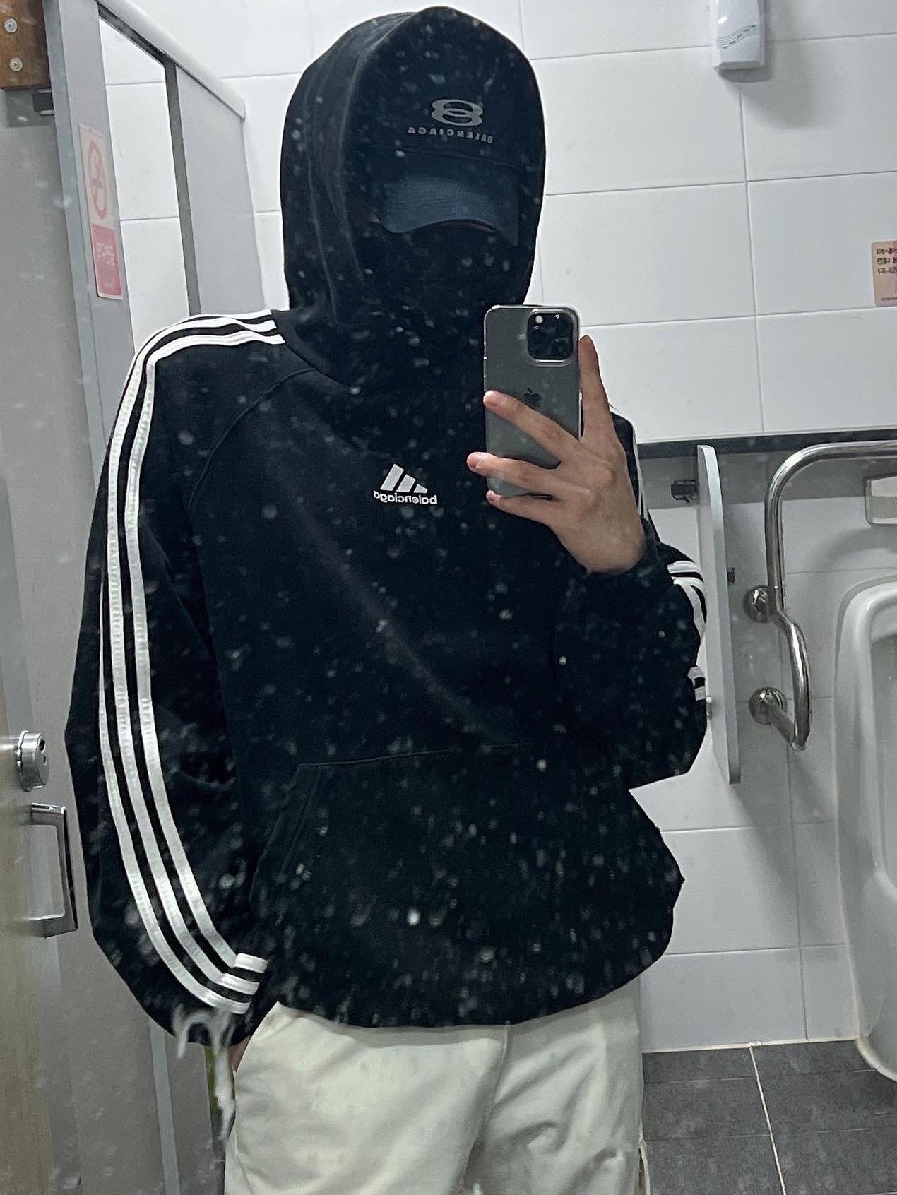 Balenciaga x Adidas Slim Fit Fleece Hoodie Black, Balenciaga Unity Snowboard Cap Navy Blue 착용 스타일 - 1