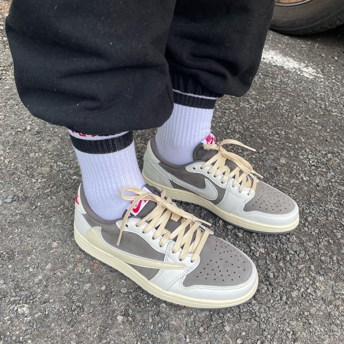 Jordan 1 x Travis Scott Retro Low OG SP Sail and Ridgerock, Nike x Stussy NRG RA Washed Fleece Pants Black (DN4030-010) 착용 스타일