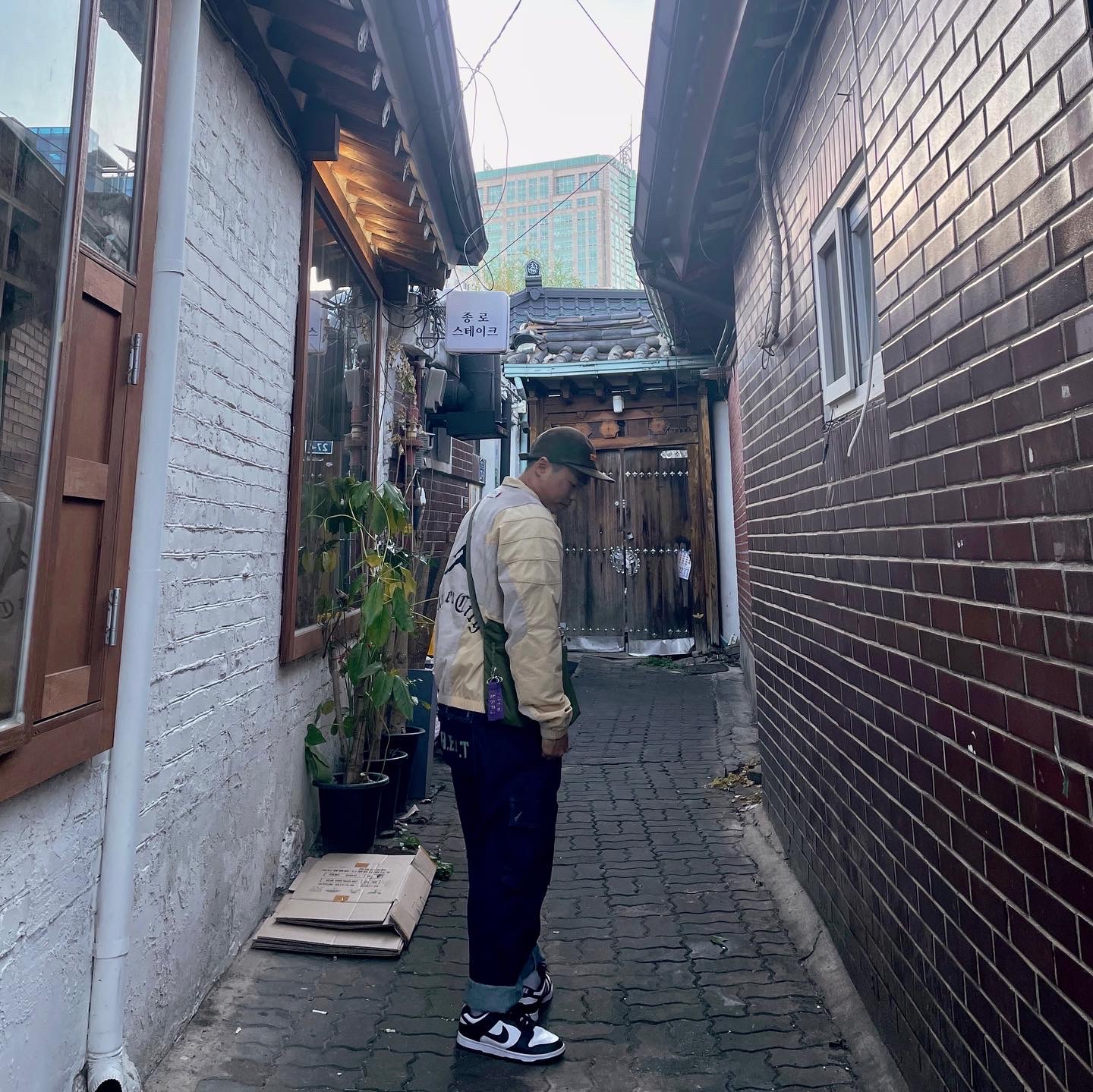 Jordan x Russell Westbrook Honor the Gift Jacket - Asia, Nike Dunk Low Retro Black 착용 스타일 - 2