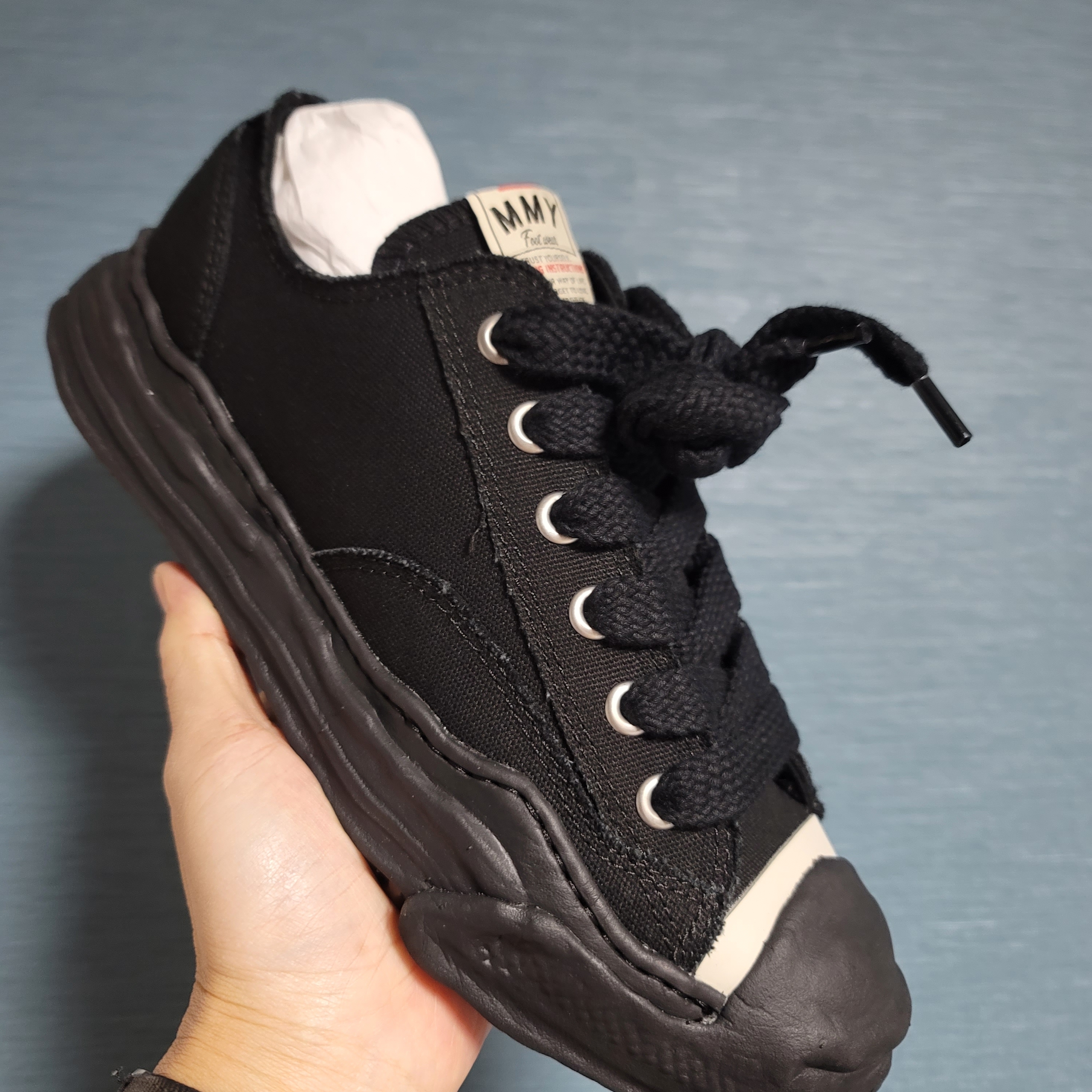 Maison Mihara Yasuhiro Hank OG Sole Canvas Low-top Sneakers Black Black 착용 스타일 - 1