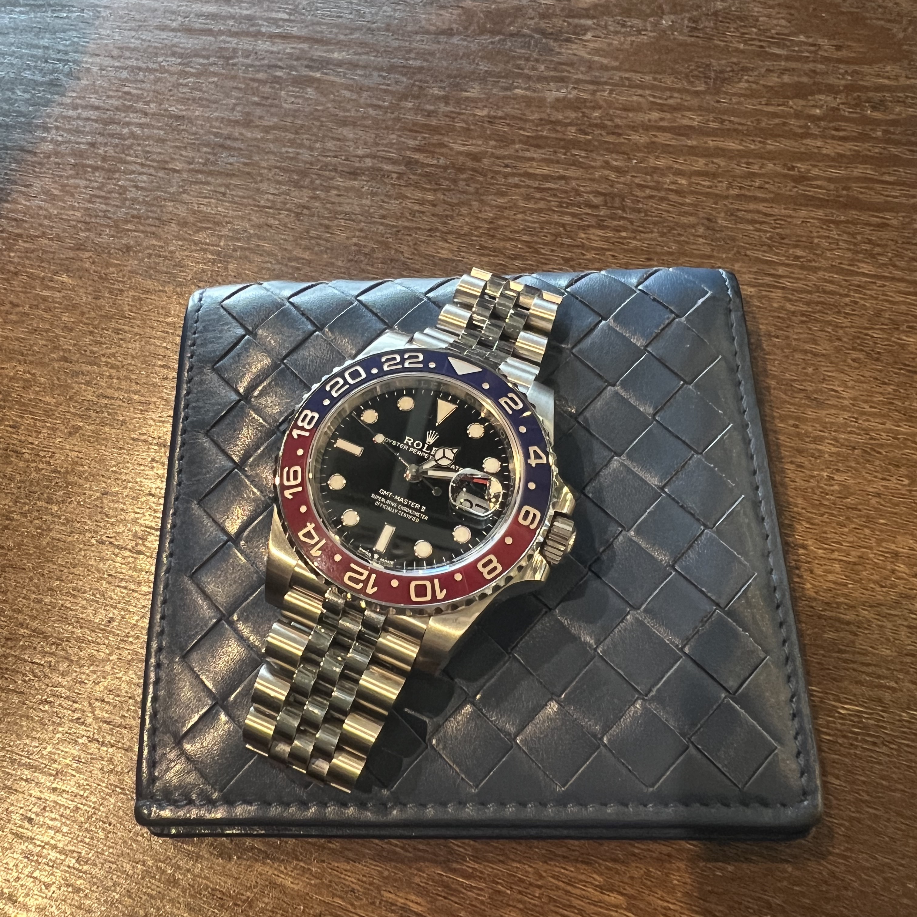 Rolex GMT-Master II 40mm 126710BLRO Black Jubilee, Jordan 1 Retro High OG University Blue 착용 스타일 - 2