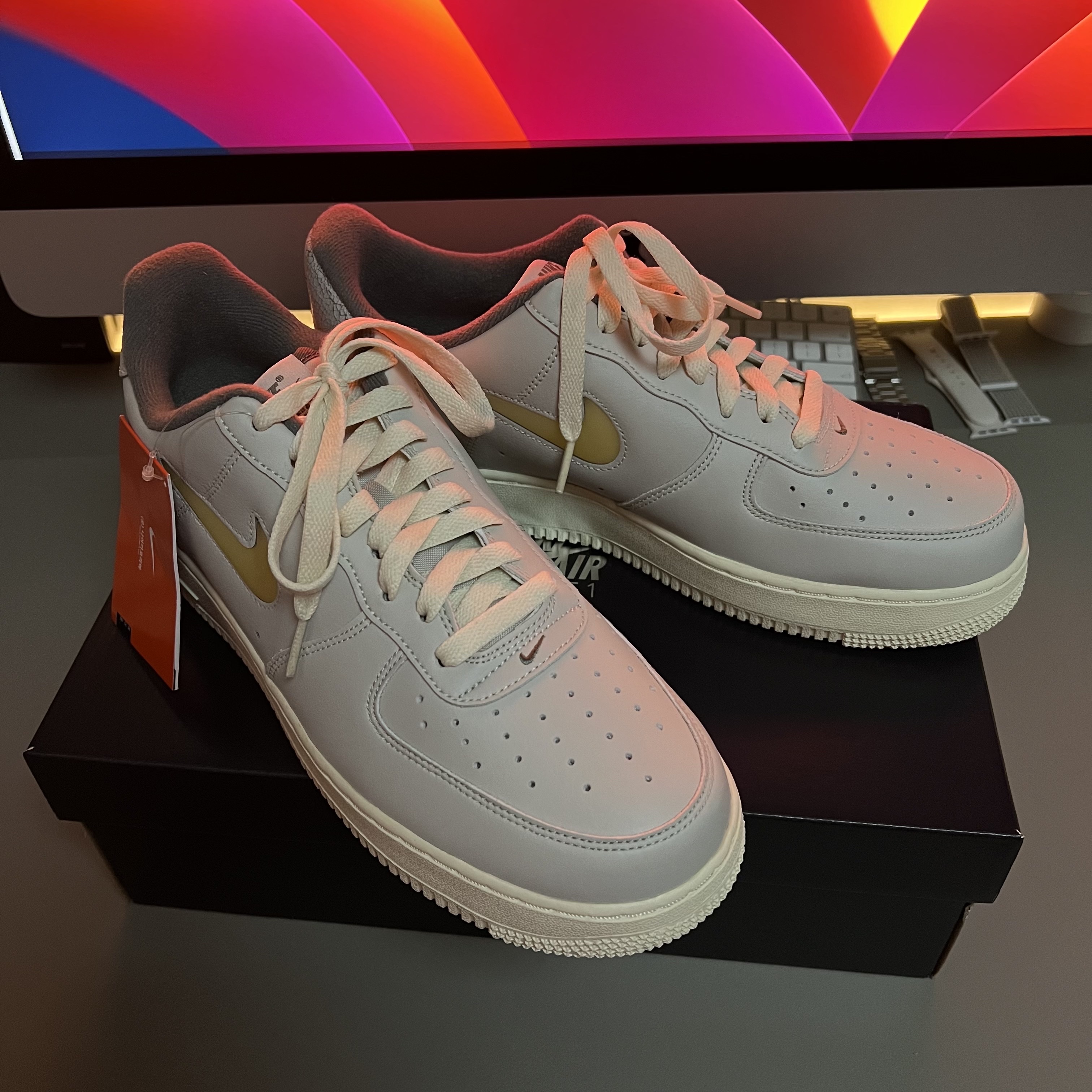 Nike Air Force 1 '07 LX Light Bone and Coconut Milk 착용 스타일 - 2