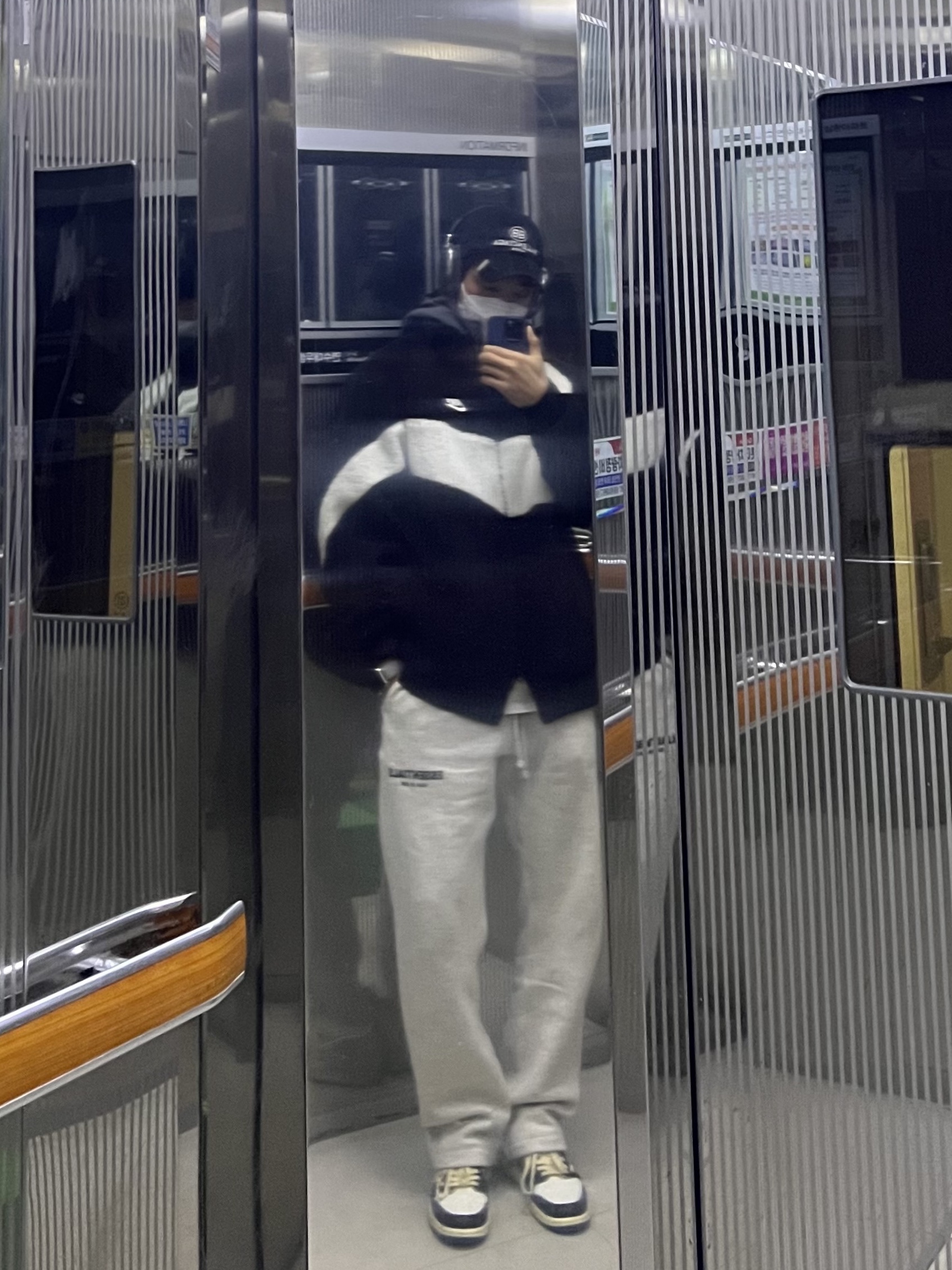 Nike Big Swoosh Full Zip Jacket Black Sail, Jordan 1 x Travis Scott x Fragment Retro Low OG SP Military Blue 착용 스타일 - 3