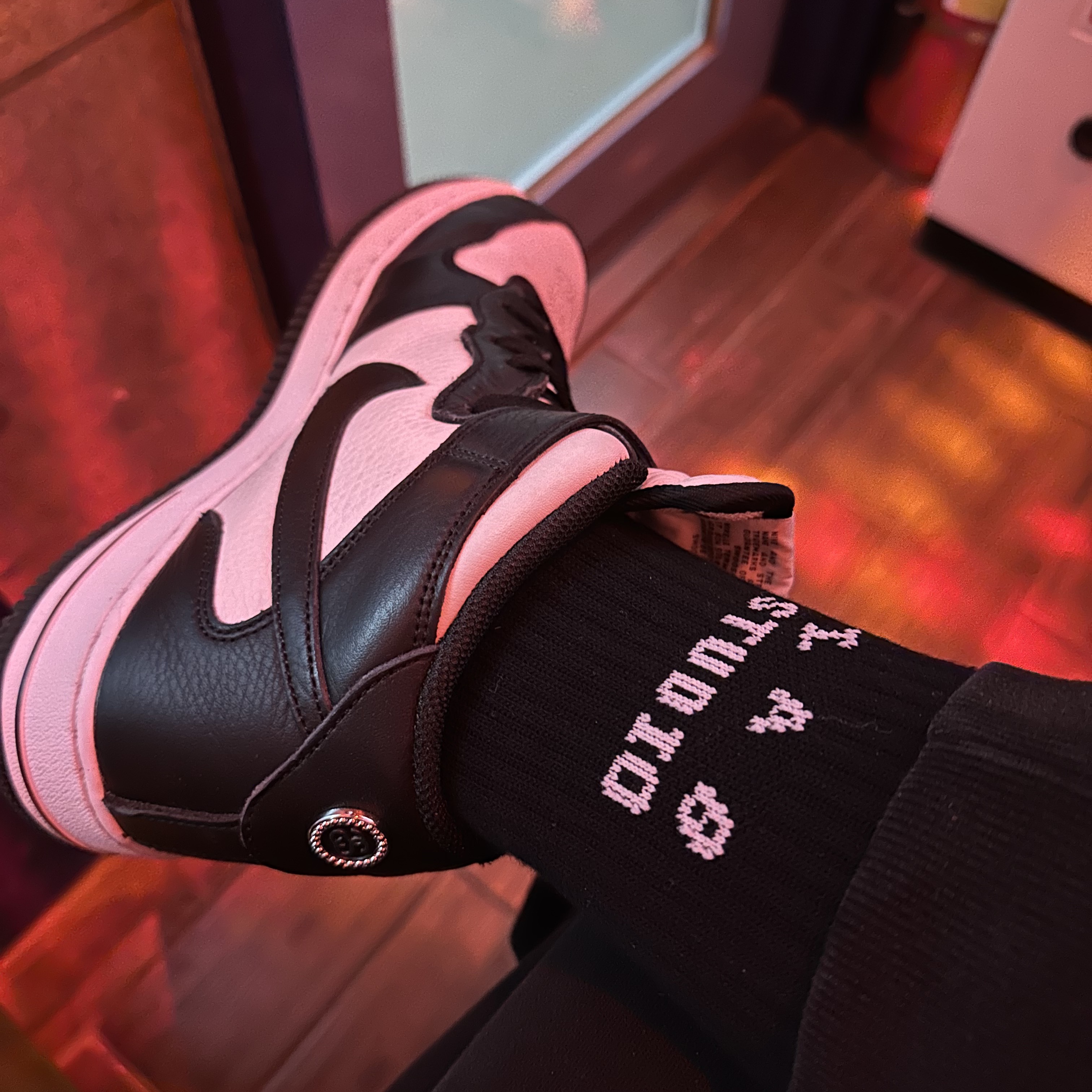 Nike x Stussy Air Force 1 '07 Mid SP Black and Light Bone, IAB Studio Socks Pack Black Navy White 착용 스타일