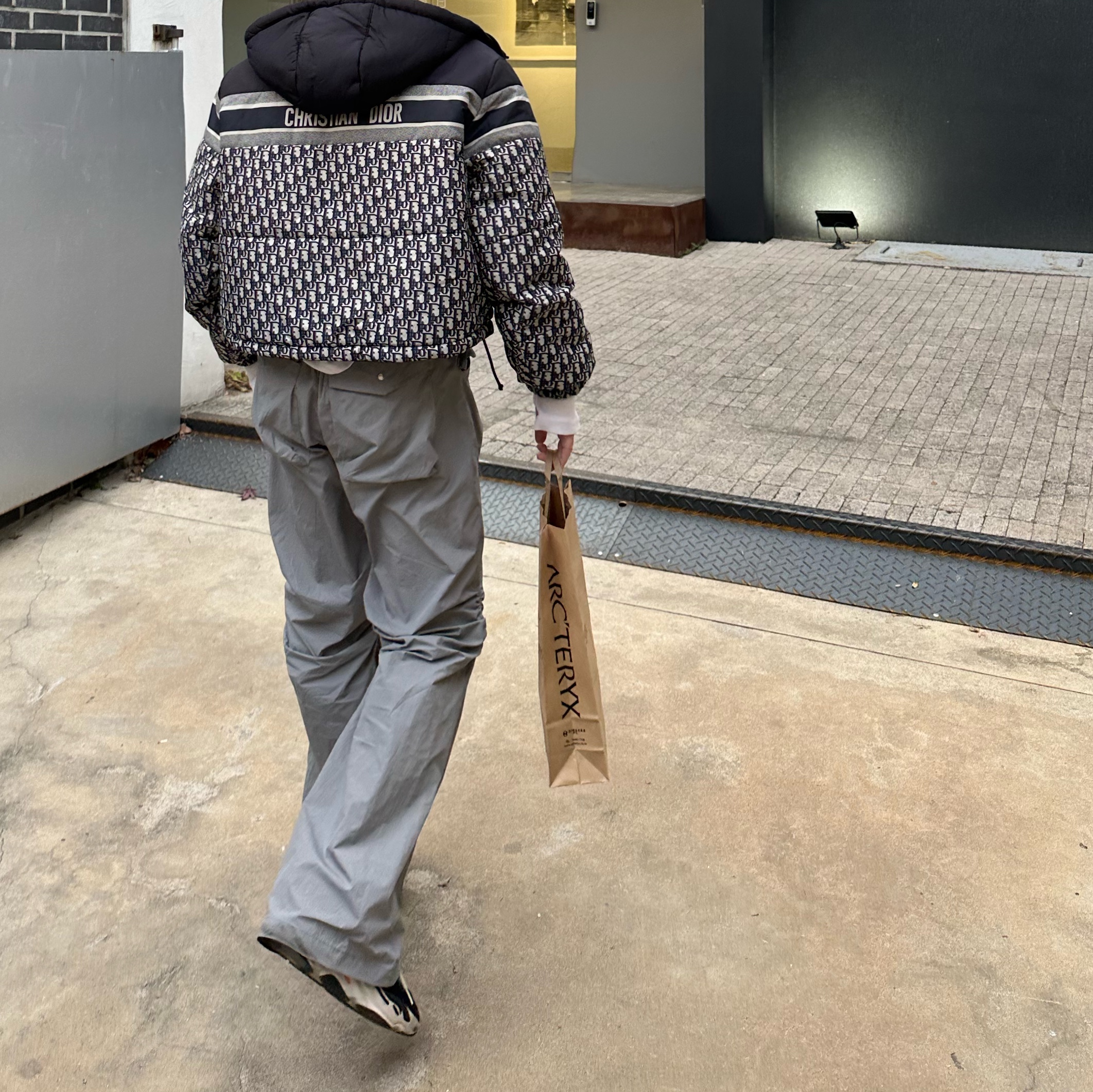 (W) Dior Reversible Cropped Down Jacket Blue and Ecru Dior Oblique Quilted Technical Taffeta, Adidas Yeezy Boost 700 Wave Runner Solid Grey 2021/2022 착용 스타일