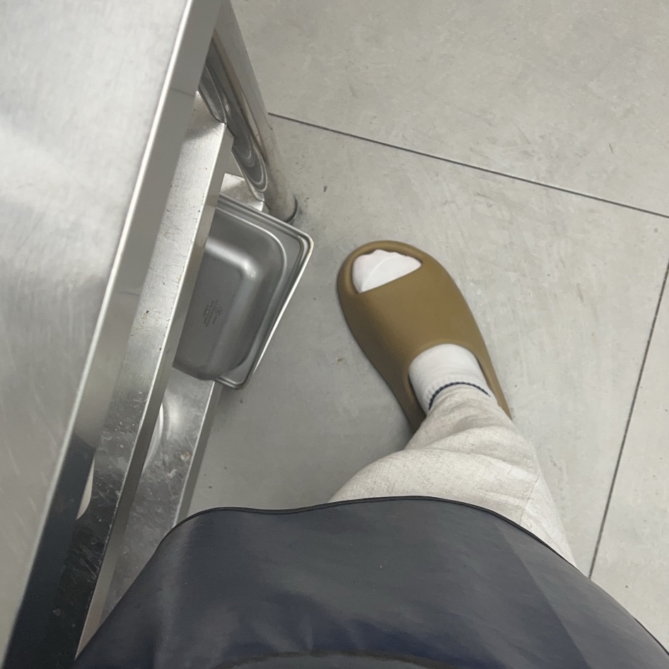 Adidas Yeezy Slide Ochre 착용 스타일