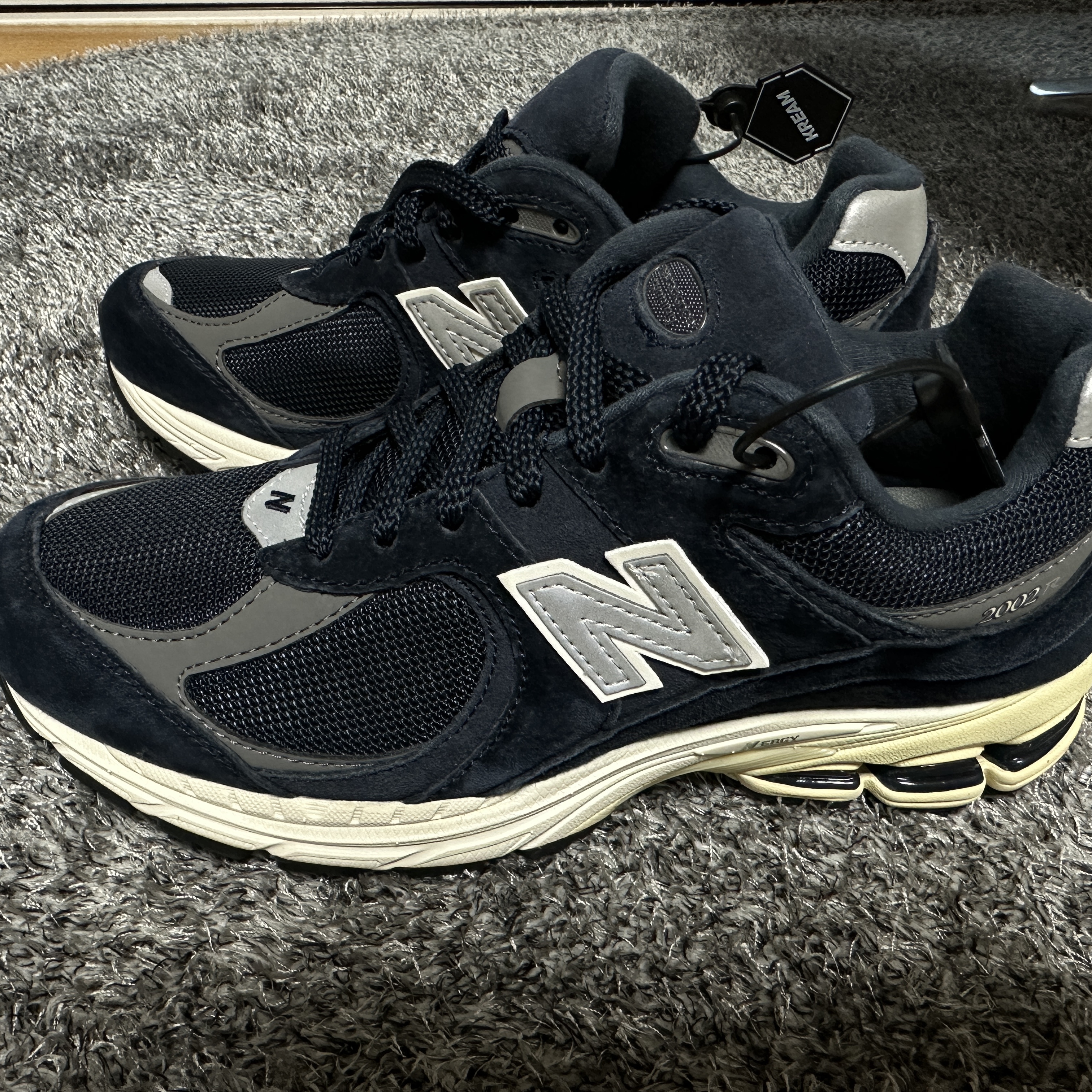 New Balance 2002R Eclipse Castlerock 착용 스타일 - 1