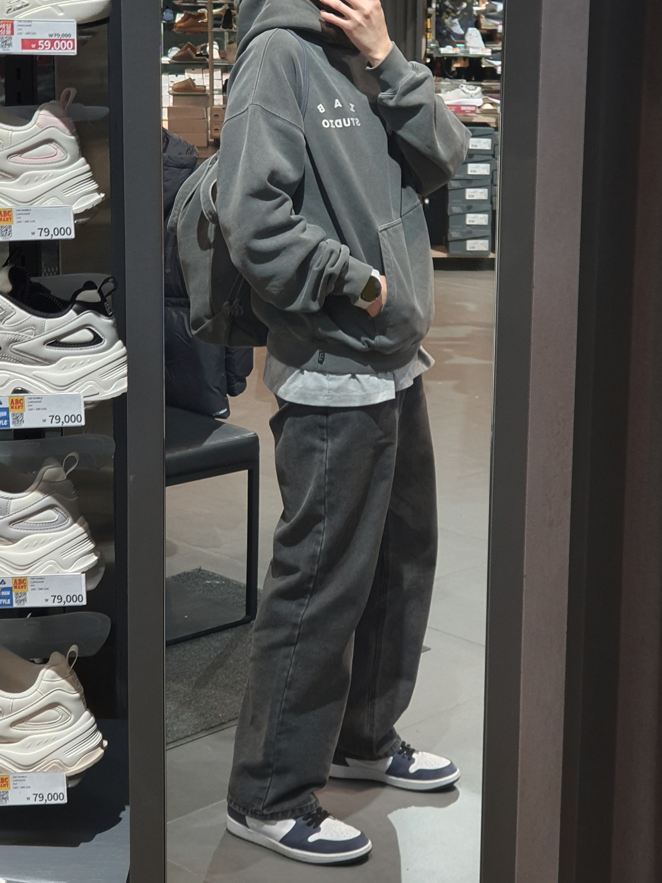 Jordan 1 Retro High OG CO.JP Midnight Navy, IAB Studio Pigment Hoodie & Sack Black 착용 스타일