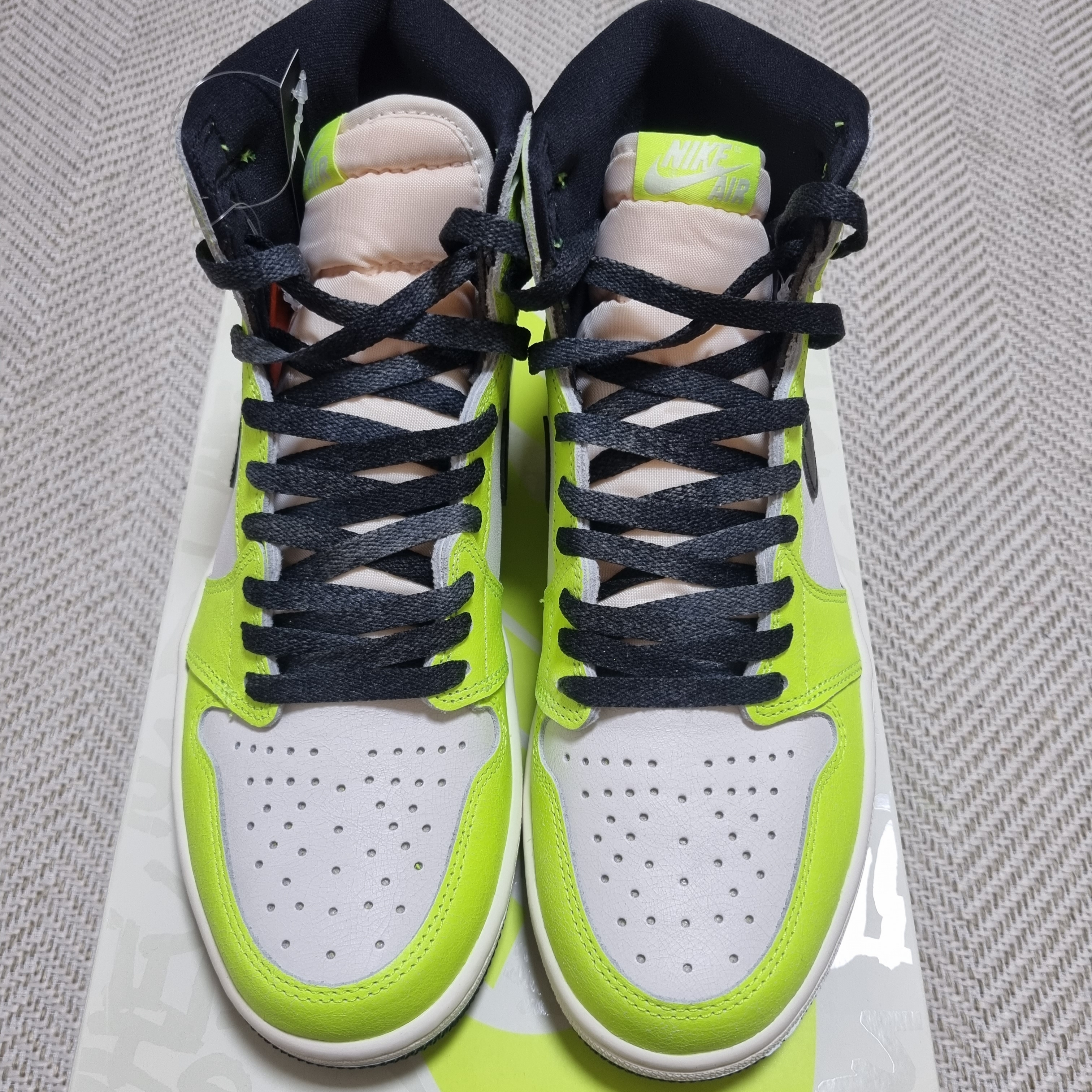 Jordan 1 Retro High OG Volt 착용 스타일 - 4