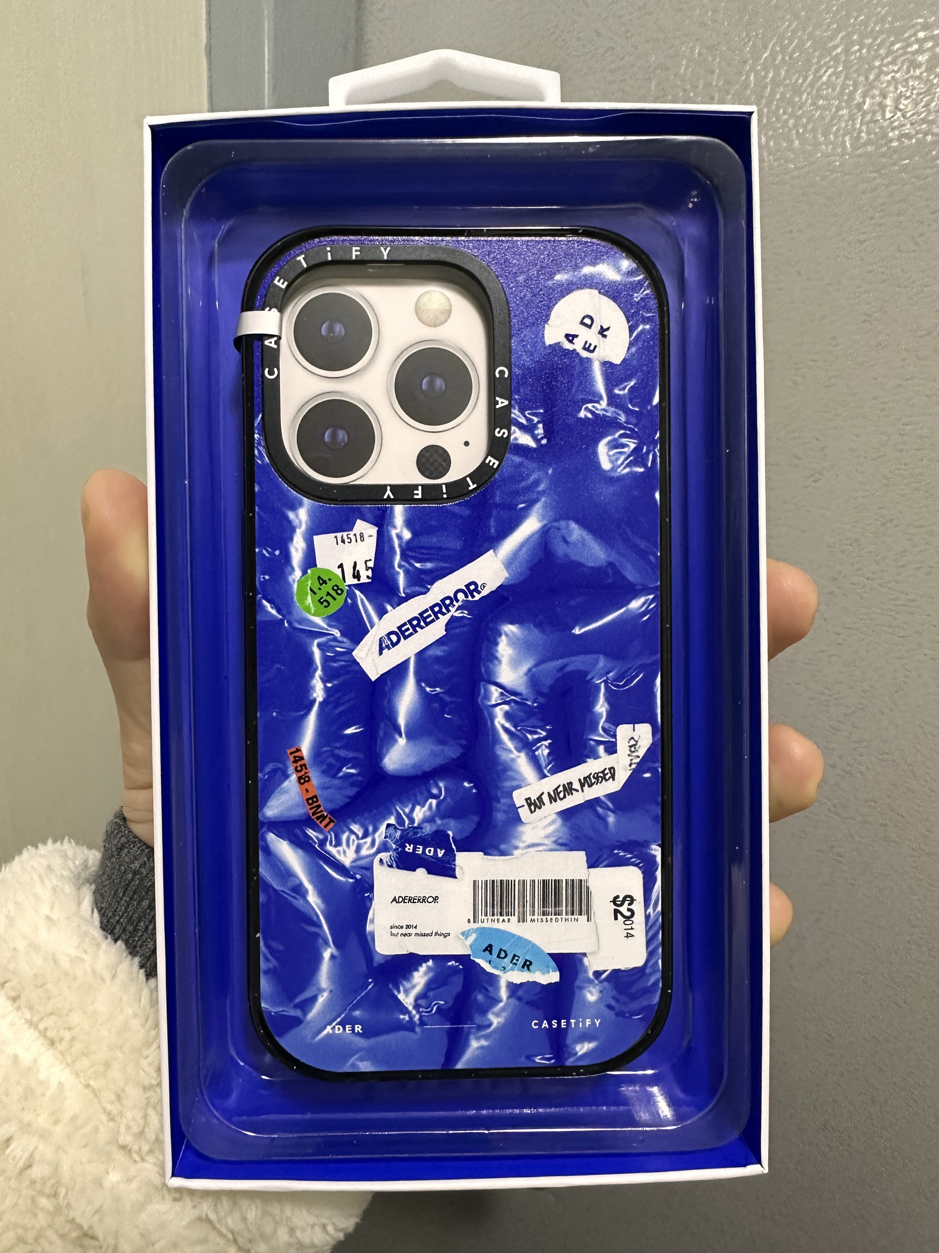 Casetify x Ader Error iPhone Tube Magsafe Case Blue 착용 스타일 - 1