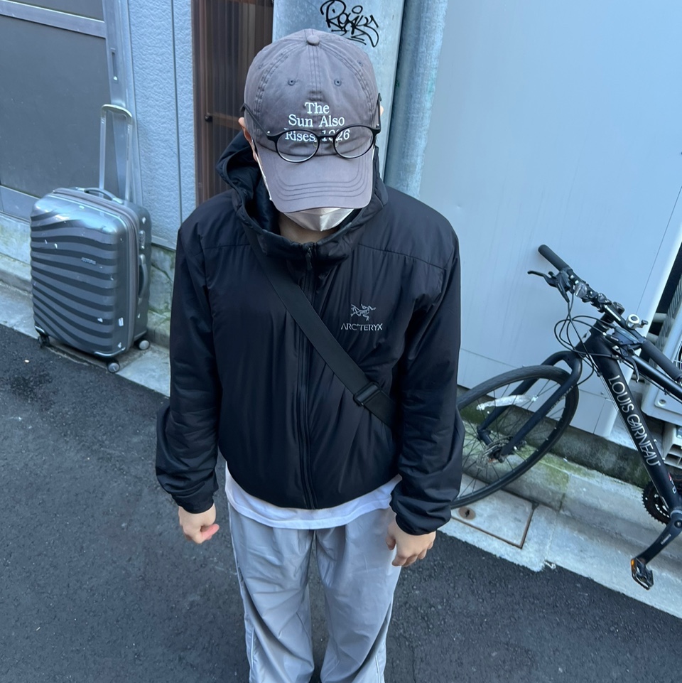 Arc'teryx Atom LT Hoody Black 착용 스타일 - 1