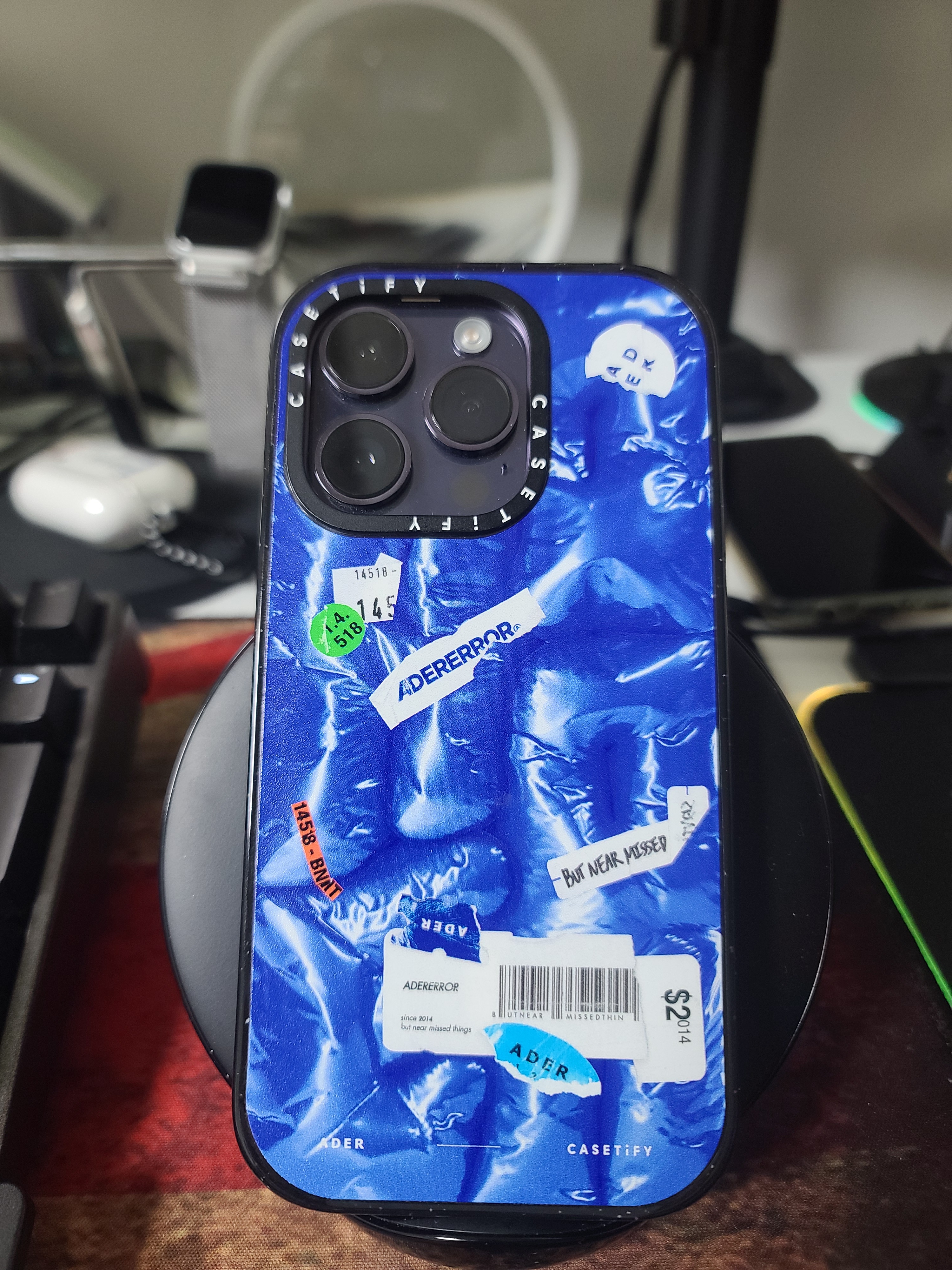 Casetify x Ader Error iPhone Tube Magsafe Case Blue 착용 스타일 - 3