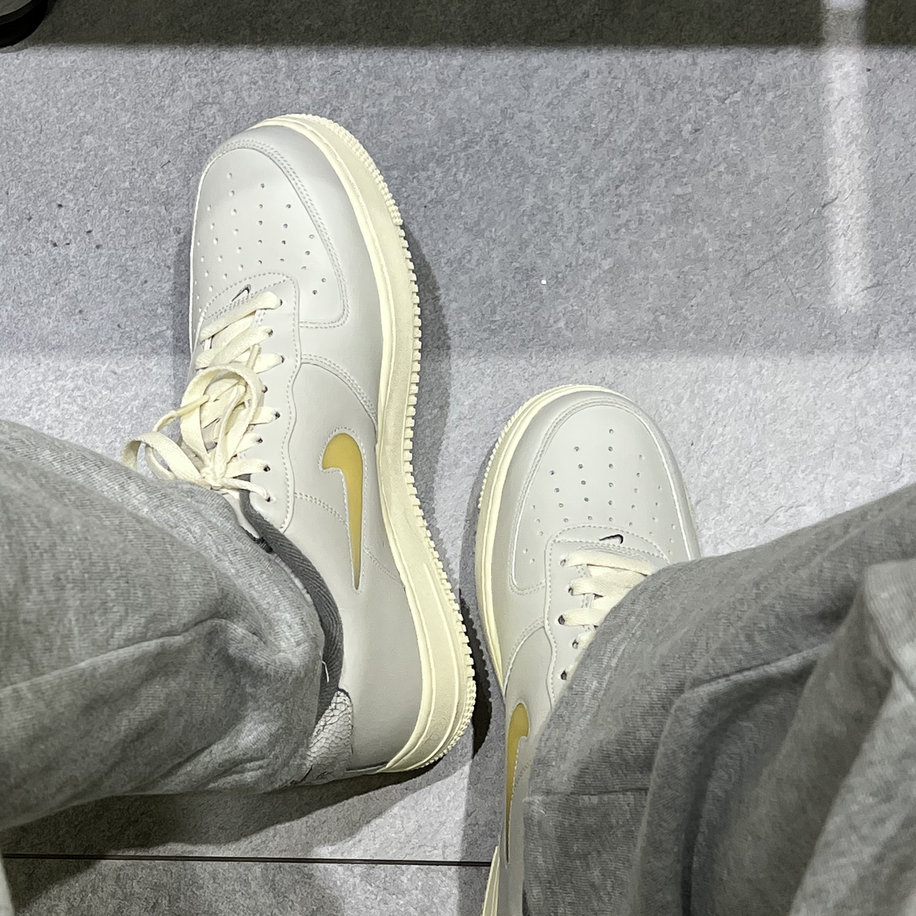 Nike Air Force 1 '07 LX Light Bone and Coconut Milk 착용 스타일 - 4