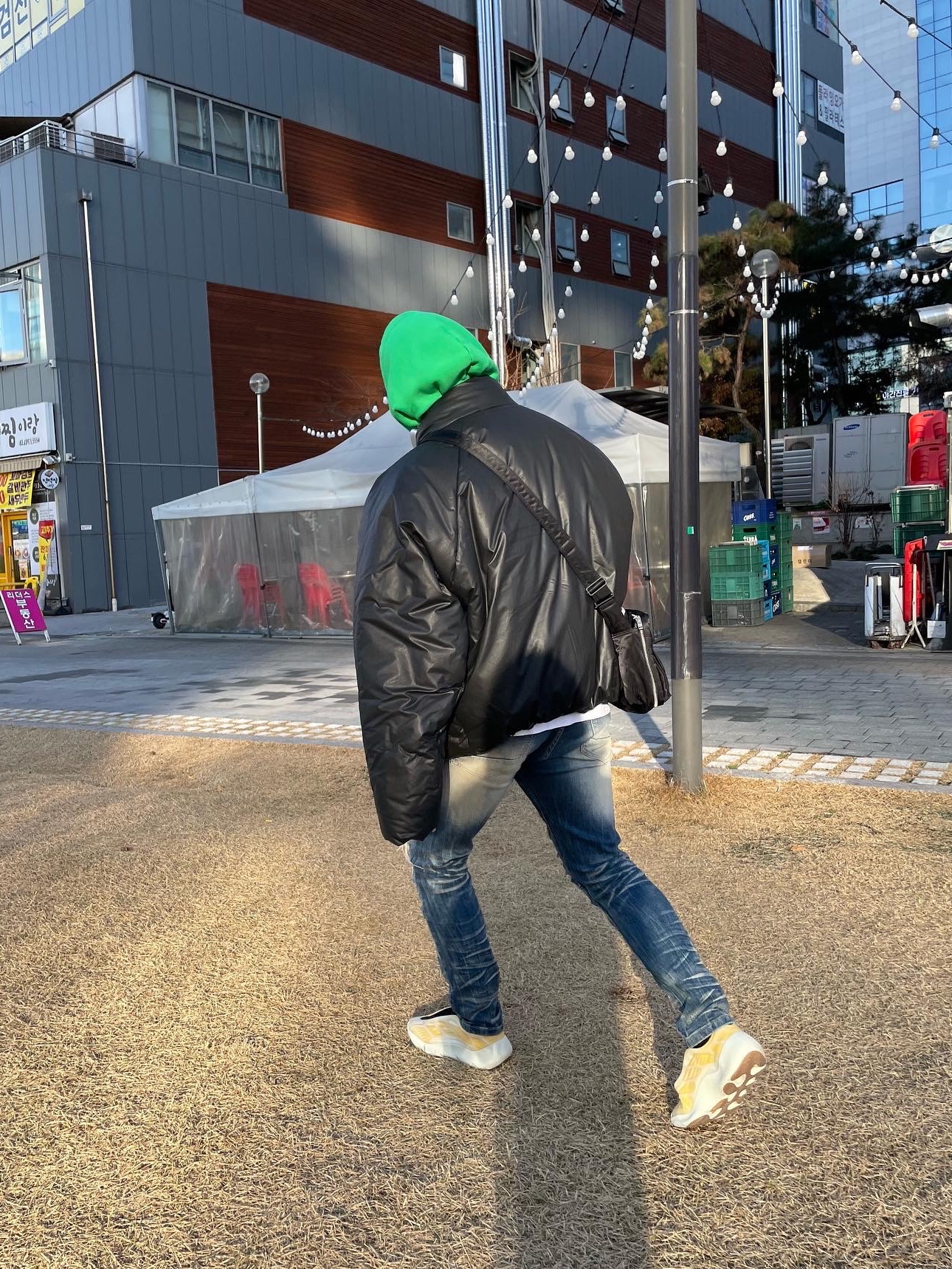 Yeezy Gap Round Jacket Black, Adidas Yeezy 700 V3 Mono Safflower 착용 스타일 - 5