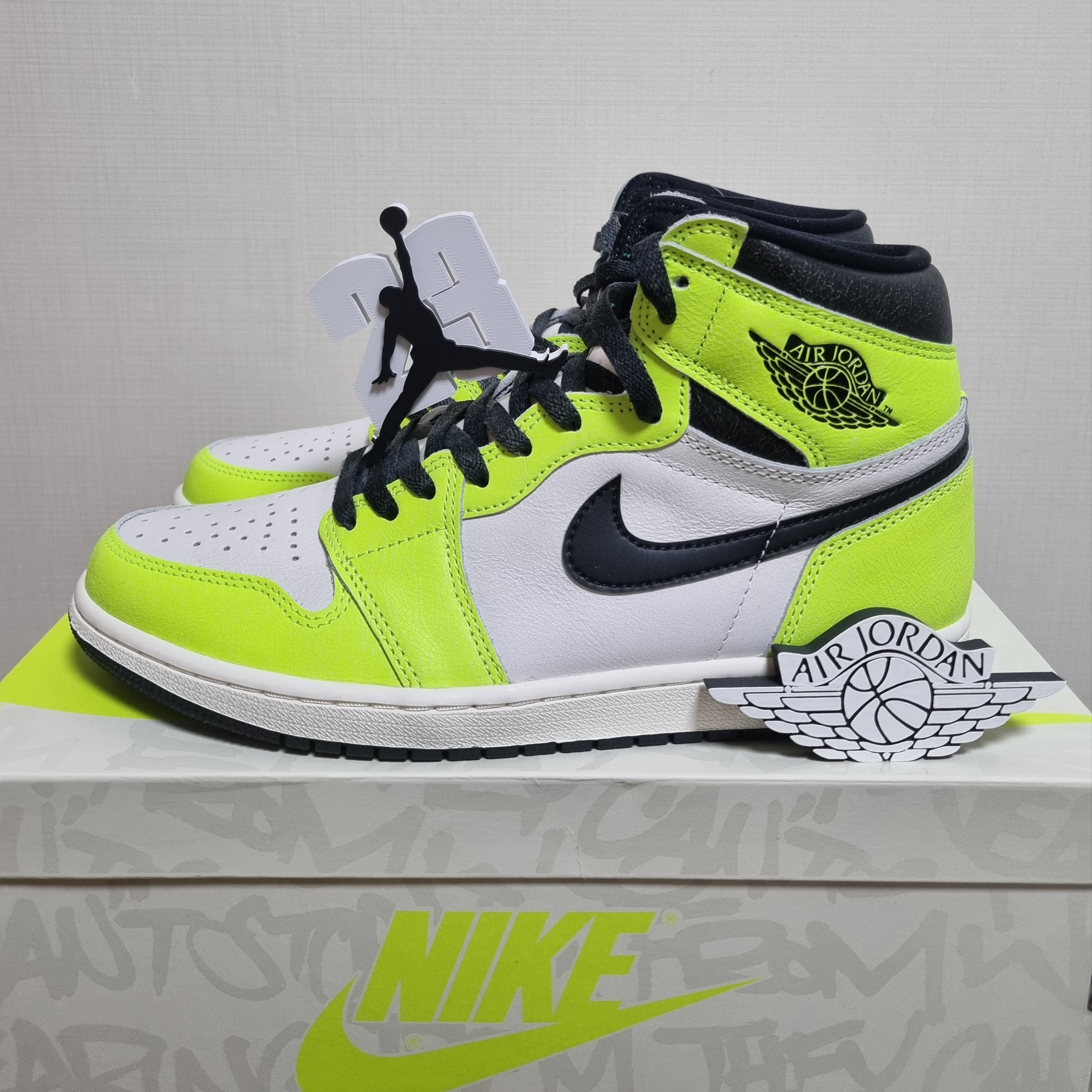 Jordan 1 Retro High OG Volt 착용 스타일 - 1