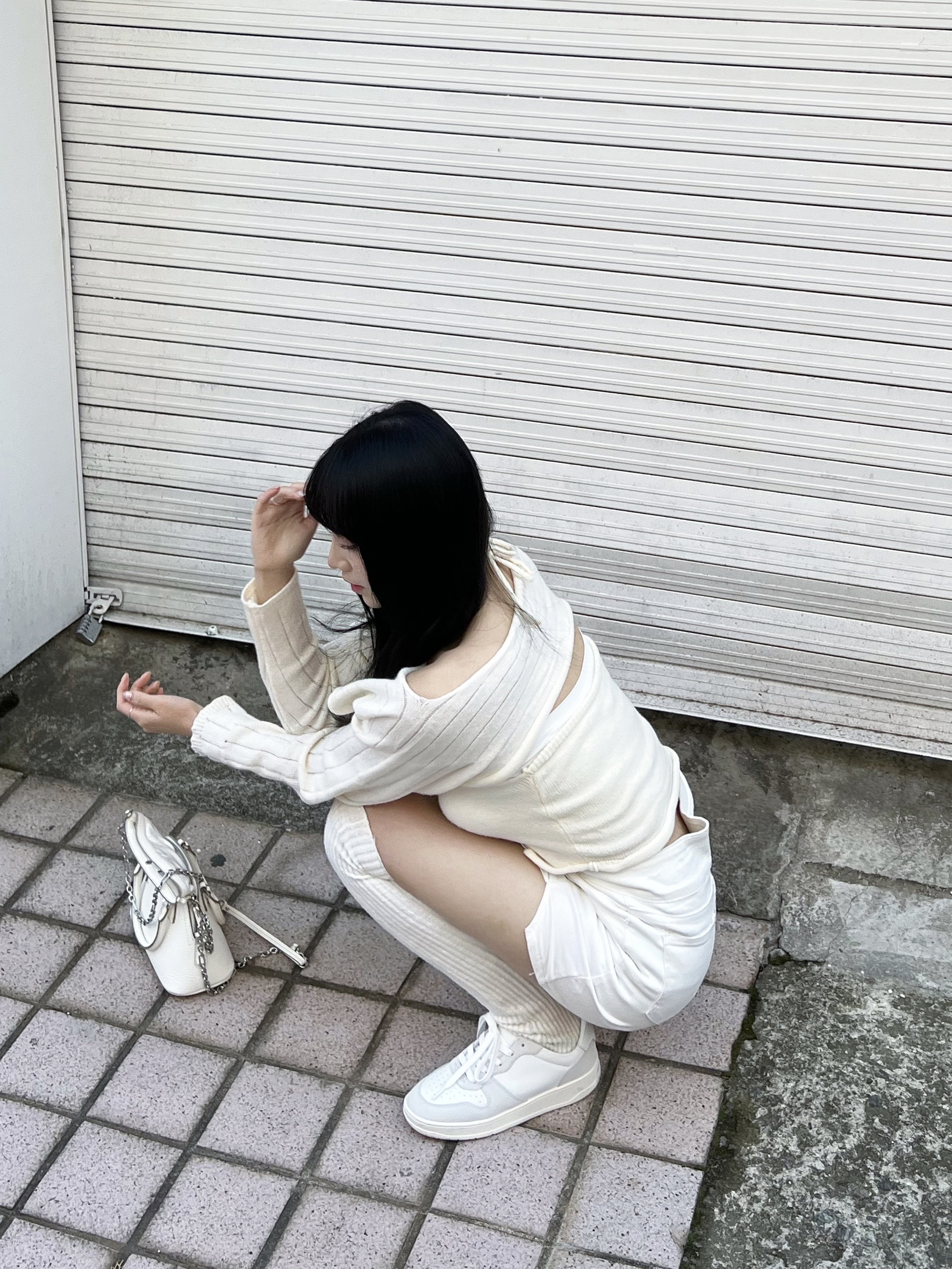 Maison Margiela 5AC Mini Shoulder Bag Ivory 착용 스타일 - 2