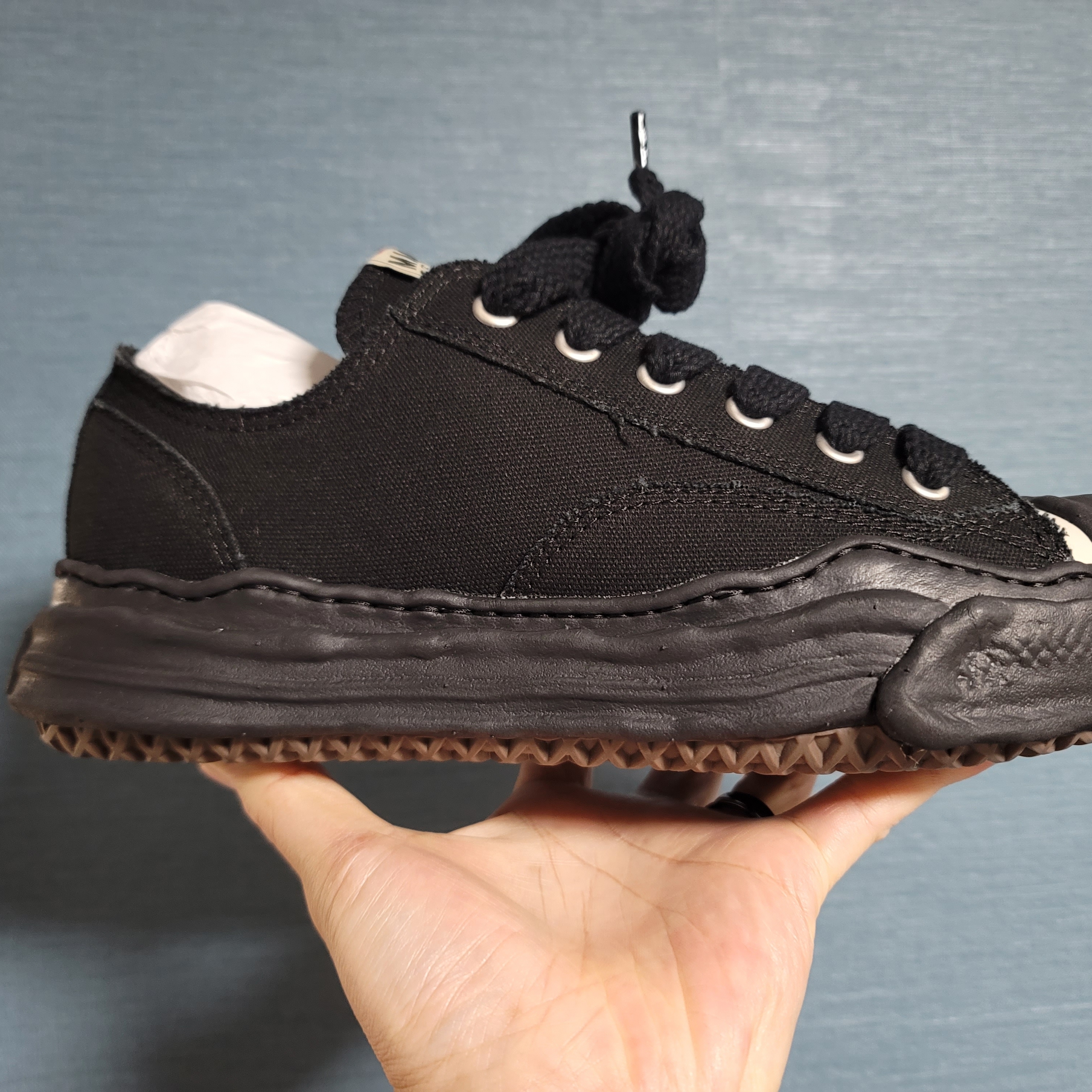 Maison Mihara Yasuhiro Hank OG Sole Canvas Low-top Sneakers Black Black 착용 스타일 - 2