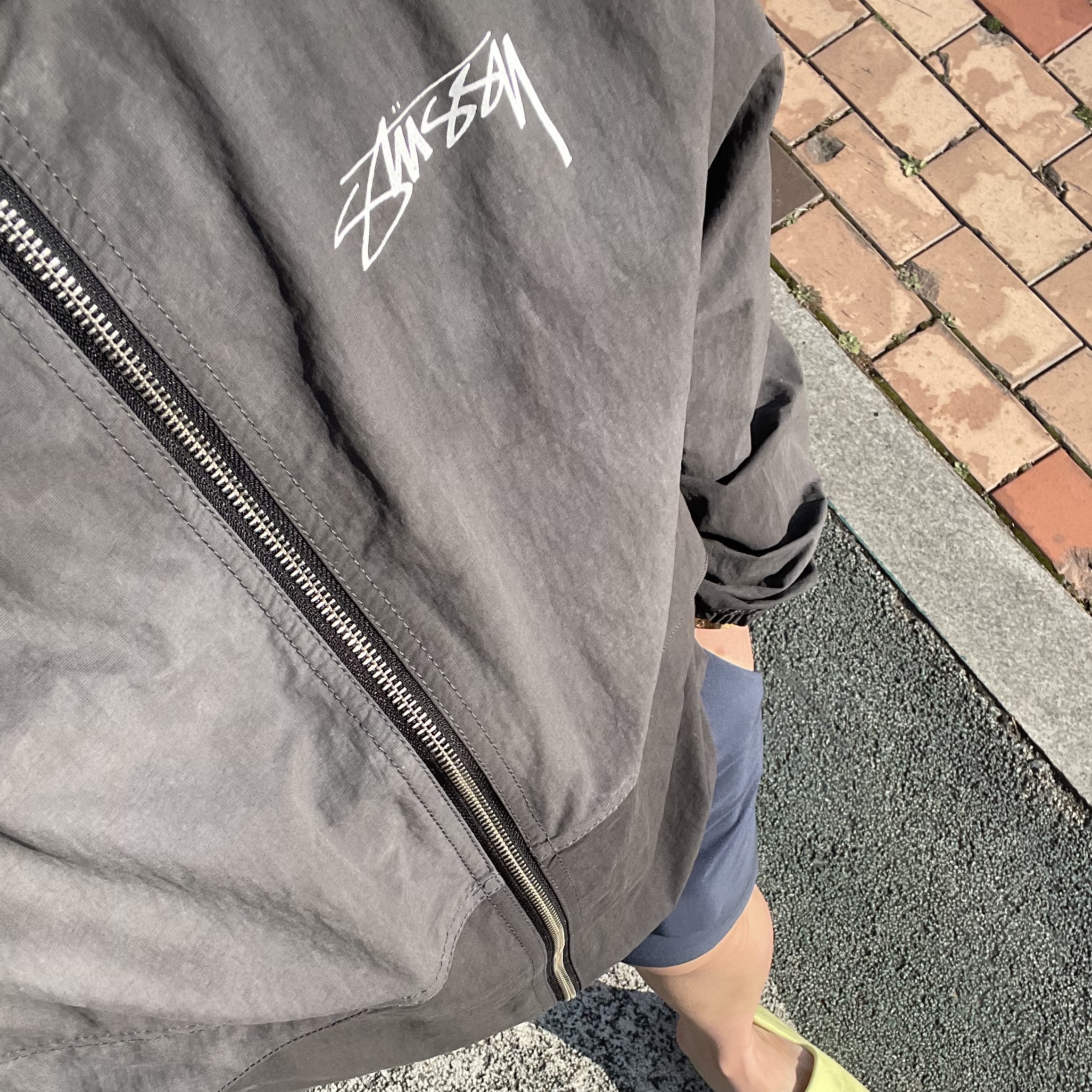 Stussy Wave Dye Beach Shell Jacket Black, Adidas Yeezy Slide Glow Green 2022/2023 착용 스타일