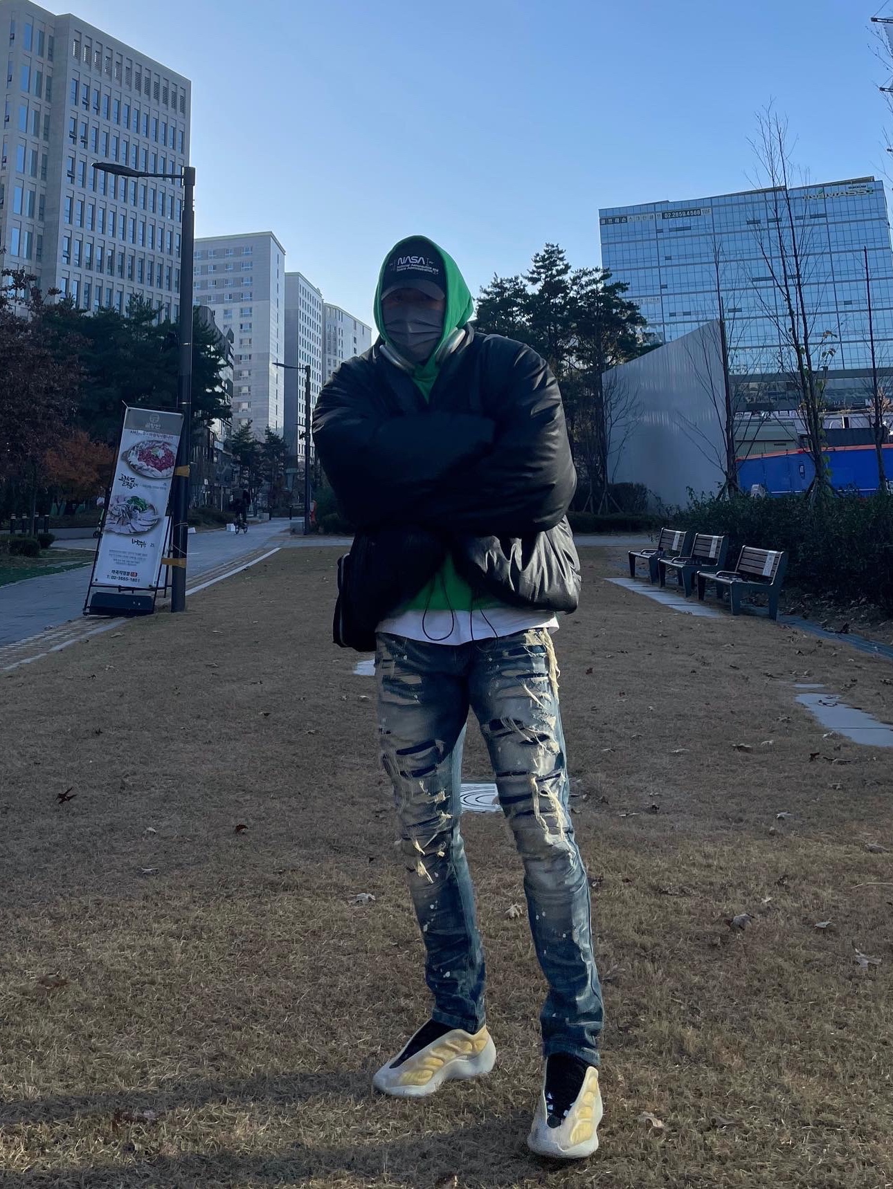 Yeezy Gap Round Jacket Black, Adidas Yeezy 700 V3 Mono Safflower 착용 스타일 - 4