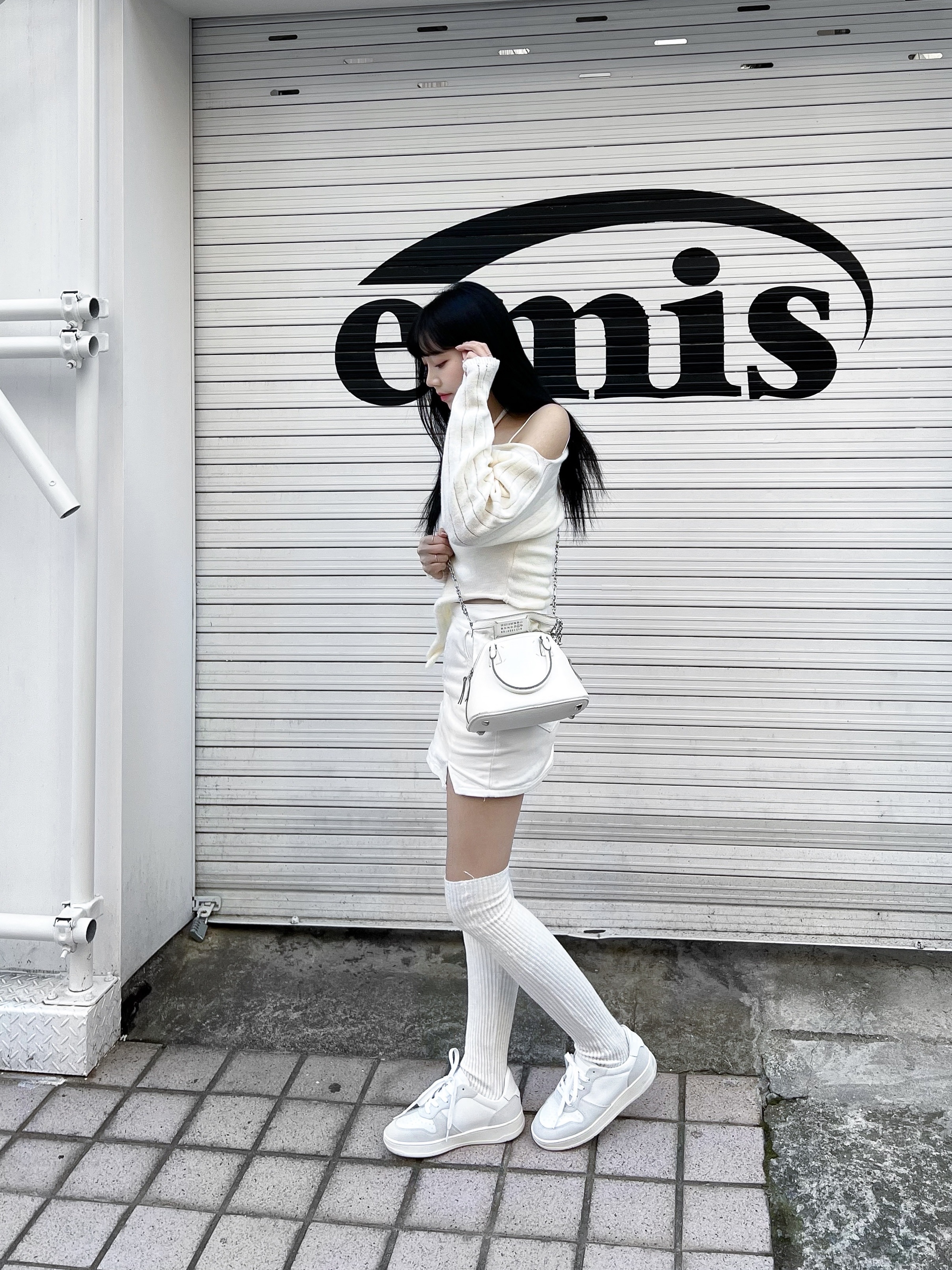 Maison Margiela 5AC Mini Shoulder Bag Ivory 착용 스타일 - 1