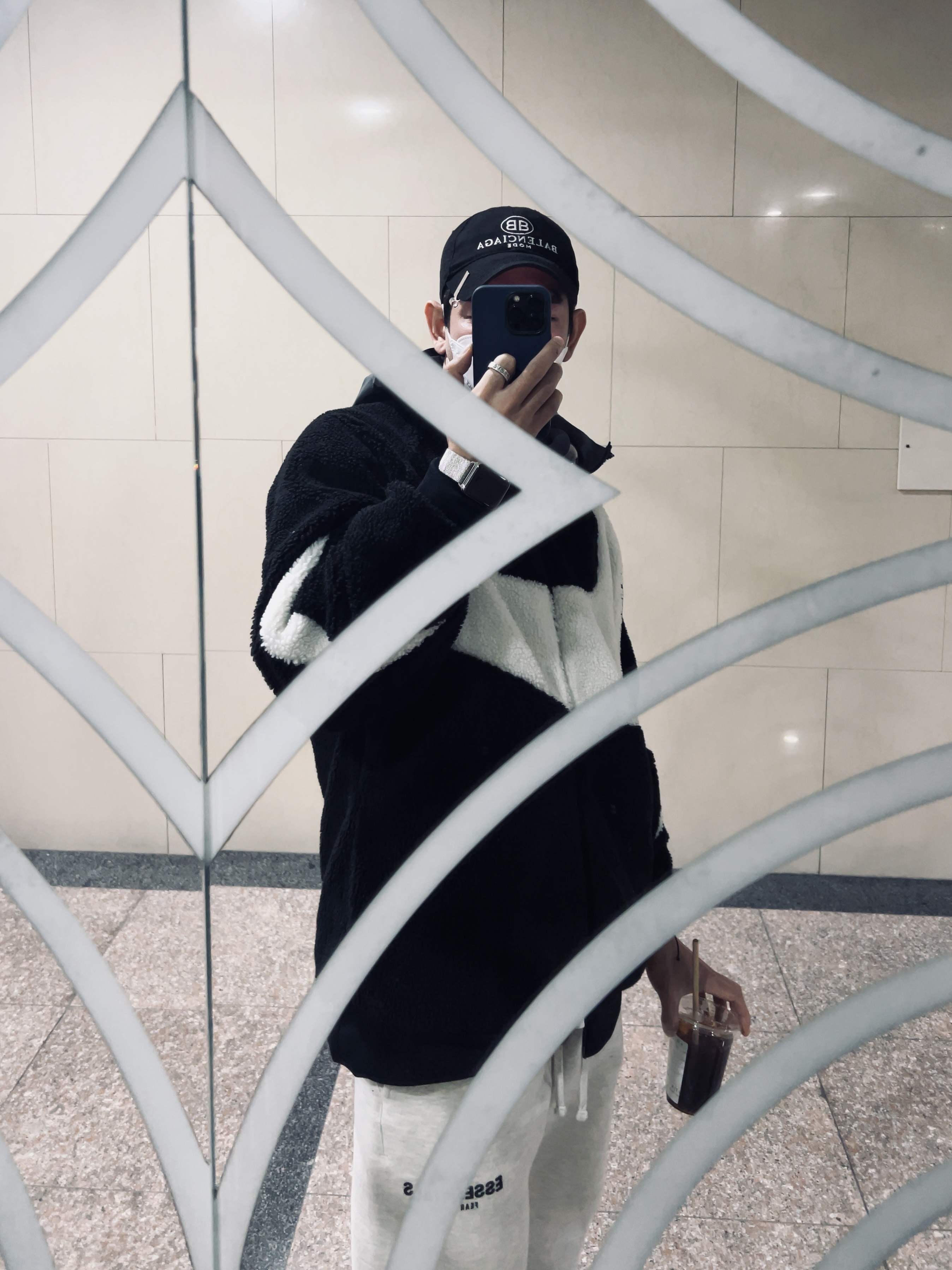 Nike Big Swoosh Full Zip Jacket Black Sail, Jordan 1 x Travis Scott x Fragment Retro Low OG SP Military Blue 착용 스타일 - 2