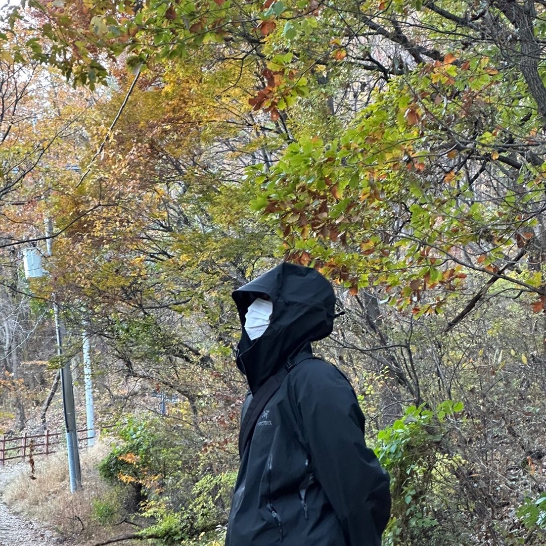 Arc'teryx Beta SV Jacket Black 착용 스타일 - 2