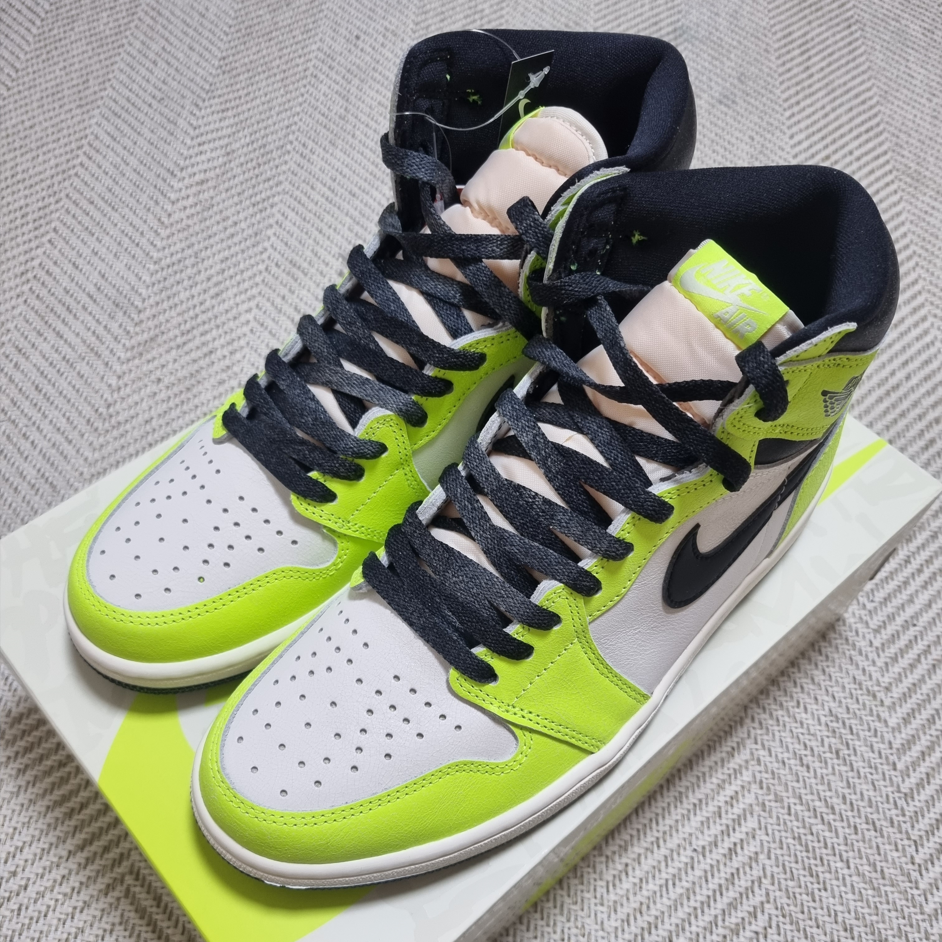 Jordan 1 Retro High OG Volt 착용 스타일 - 3